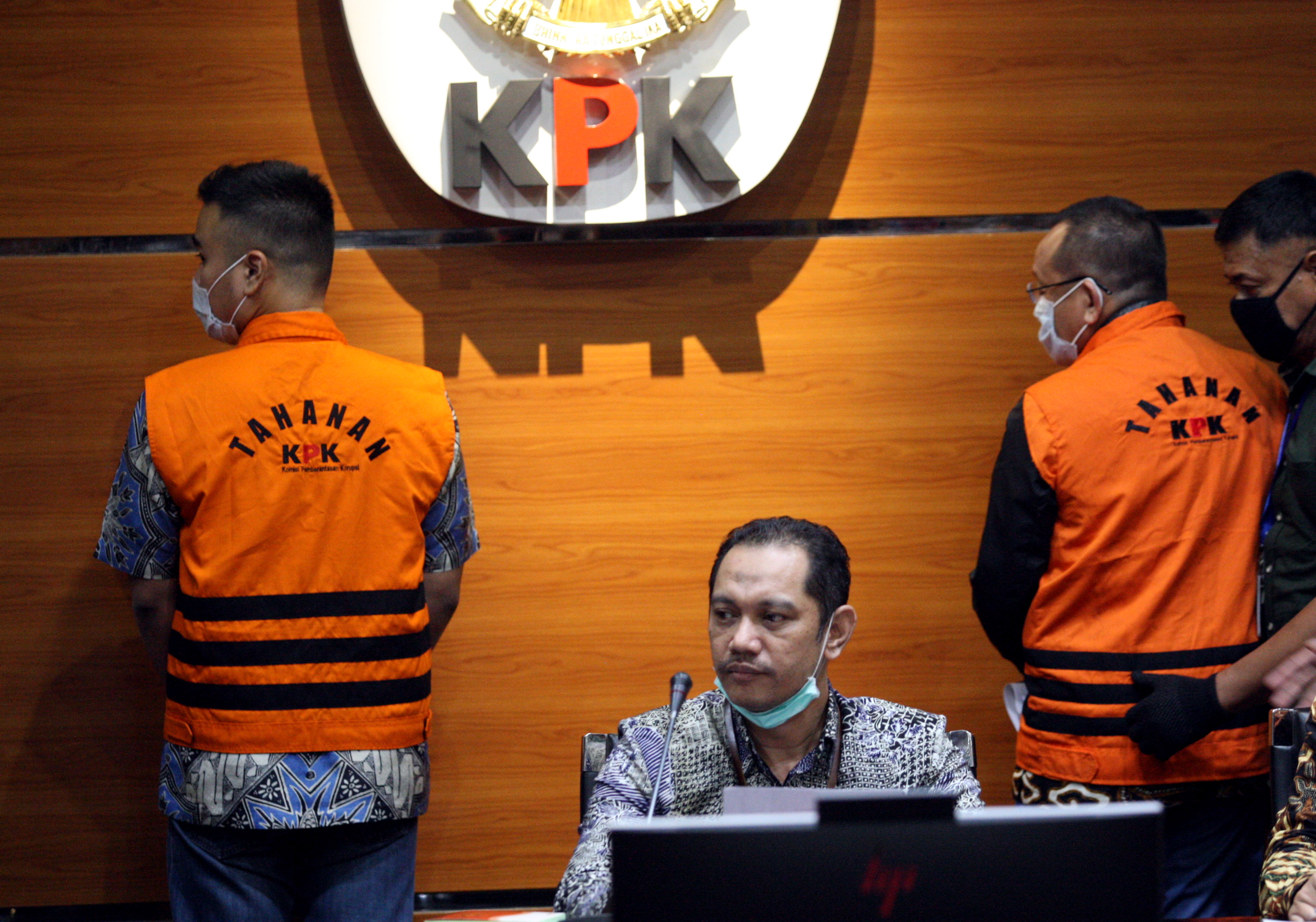 Komisi Pemberantasan Korupsi (KPK) memperpanjang masa penahanan mantan Sekretaris MA Nurhadi dan menantunya, Rezky Herbiyono.