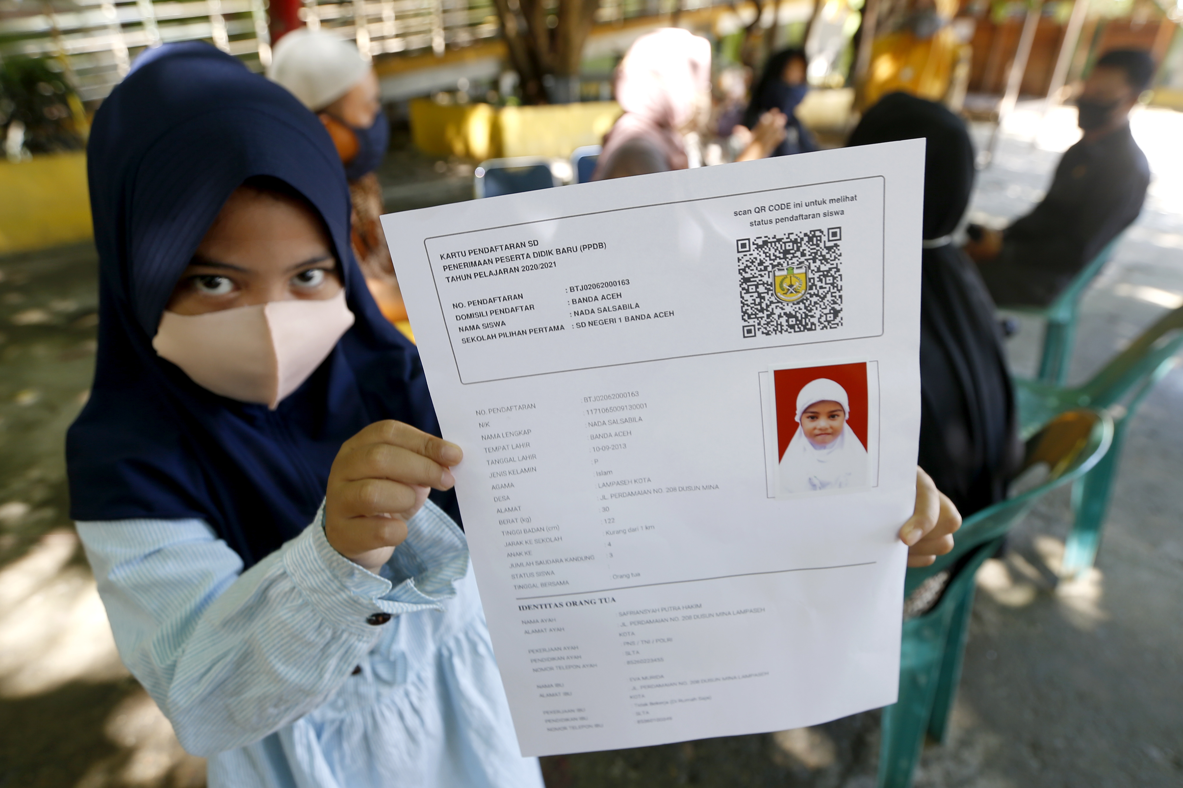  Calon pelajar Sekolah Dasar (SD) memperlihatkan formulir PPDB sesuai zona 