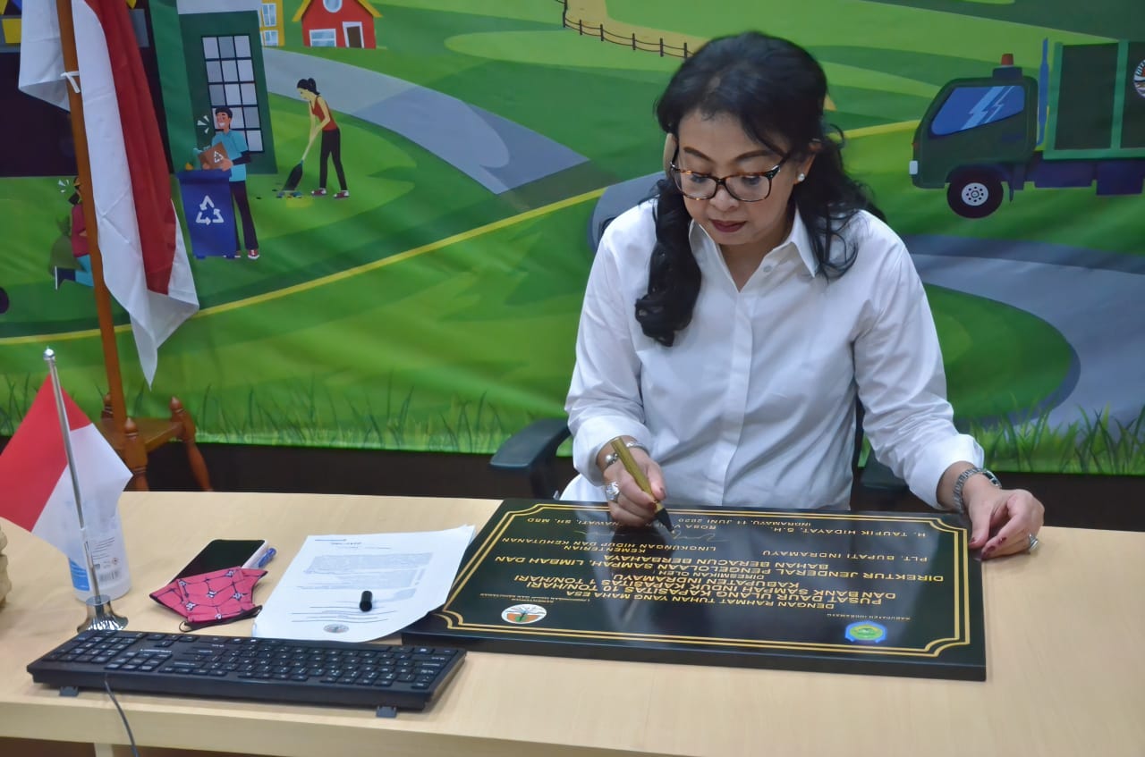 Dirjen PSLB3 KLHK Rosa Vivien Ratnawati meresmikan meresmikan fasilitas pengelolaan sampah di Kabupaten Indramayu. 