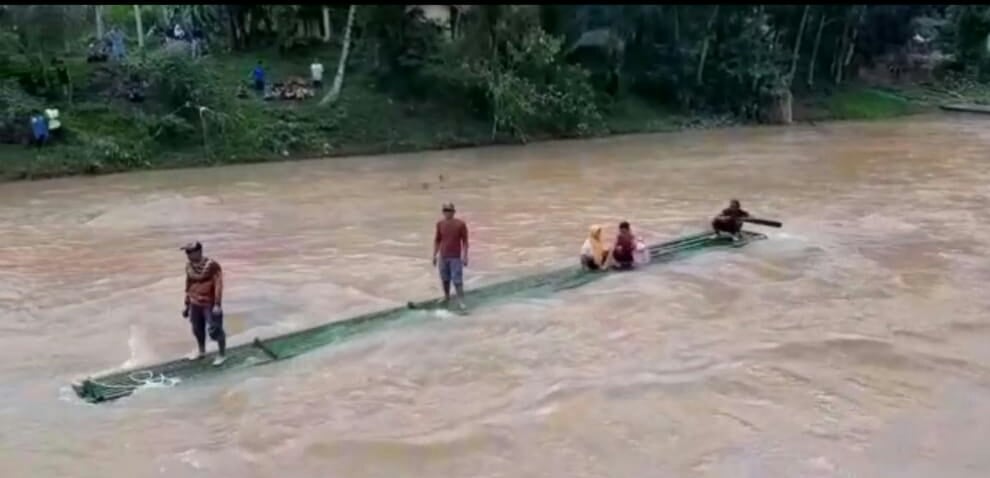 Seberangi sungai pakai rakit bambu