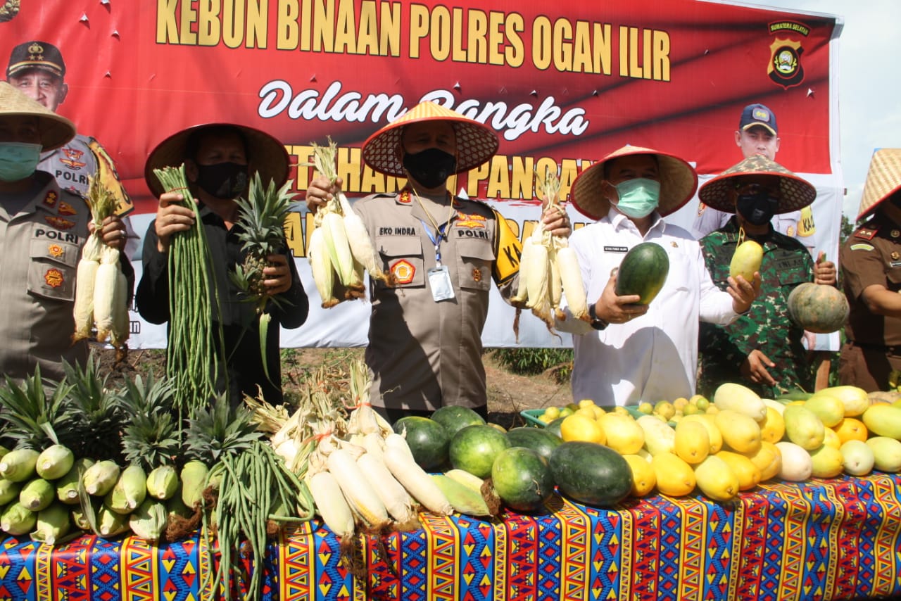 Kapolda Sumsel Irjen Pol Eko Indra Heri meresmikan Kampung Tangkal Covid-19 di Desa Tanjung Gelam, Kabupaten Ogan Ilir, Rabu (3/6).