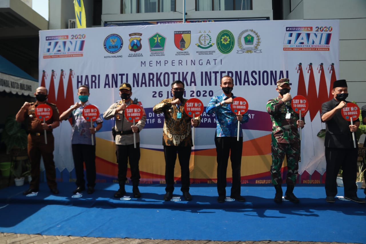 Wakil Walikota Malang Sofyan Edi Jarwoko (tengah) saat peringatan Hari Anti Narkoba Internasional 2020 di Kantor BNN Malang, Jumat (26/6)