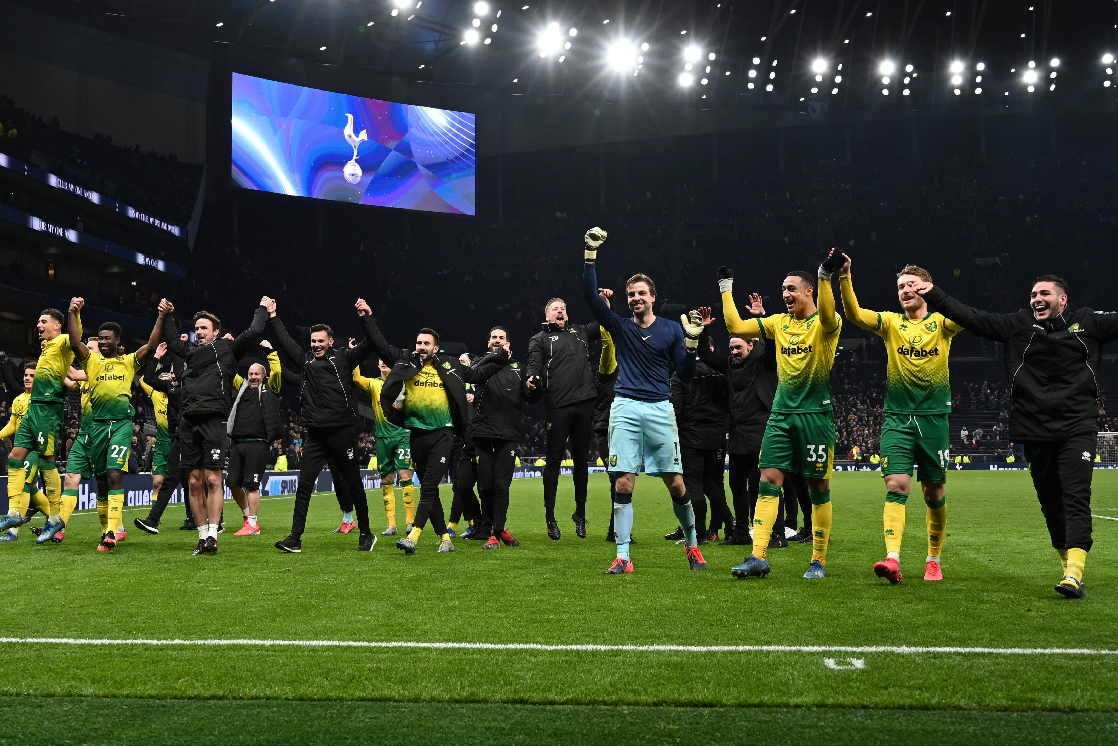 Pemain Norwich City melakukan selebrasi saat lolos ke babak kelima Piala FA, Maret silam
