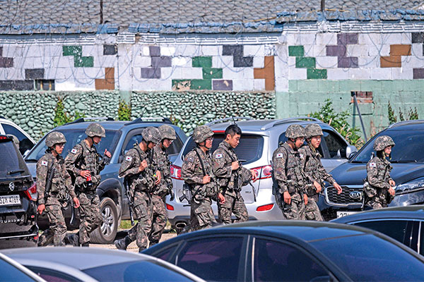Tentara Korea Selatan tiba di kamp militer di daerah perbatasan Goseong, Korea Selatan, kemarin