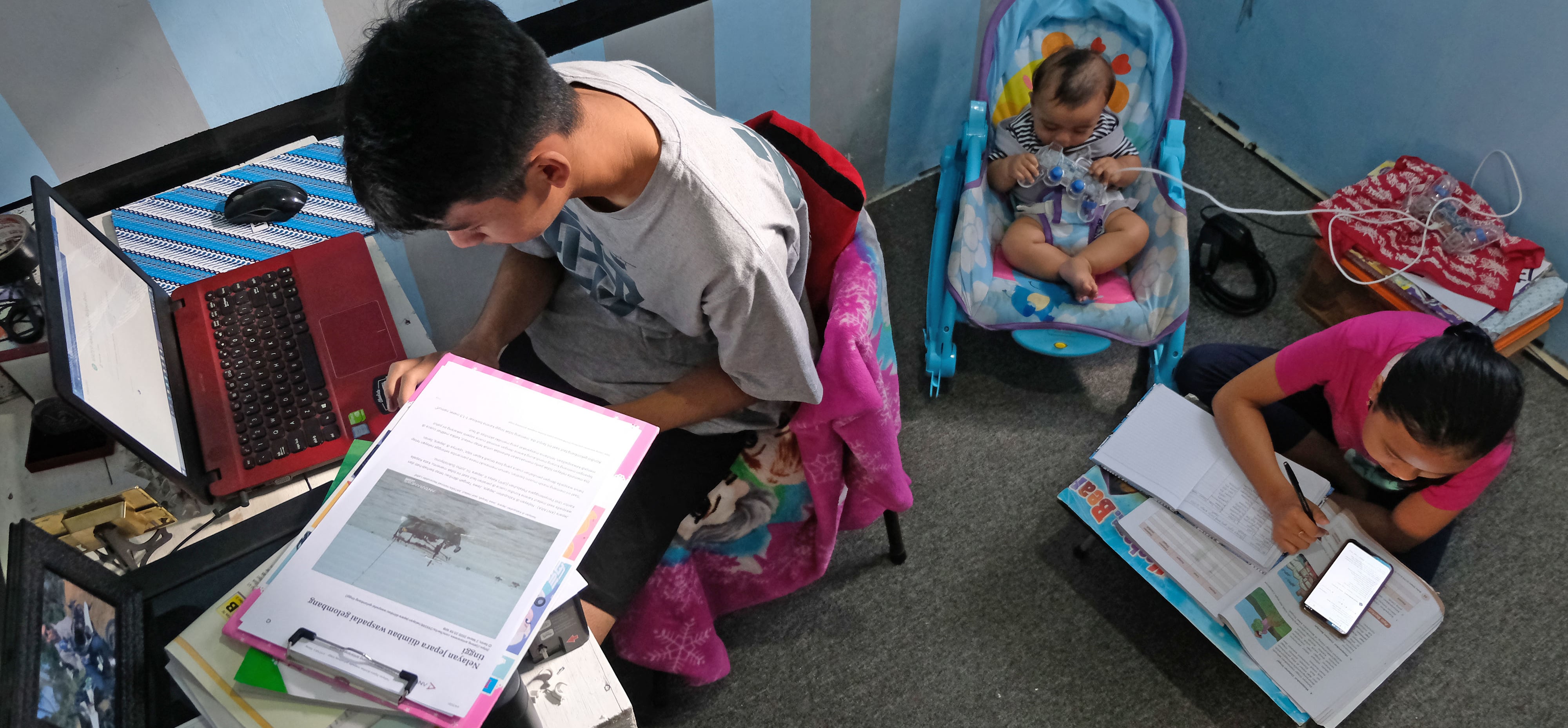 Pelajar mengerjakan tugas sekolah yang diberikan guru secara online di Temanggung