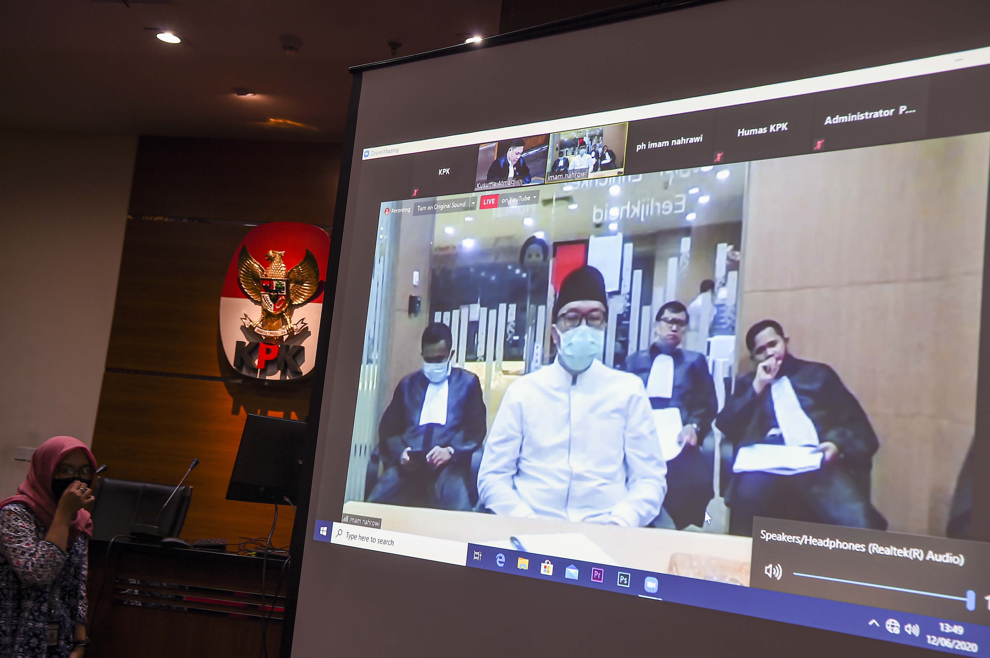 Terdakwa mantan Menteri Pemuda dan Olahraga Imam Nahrawi (tengah) menjalani sidang tuntutan