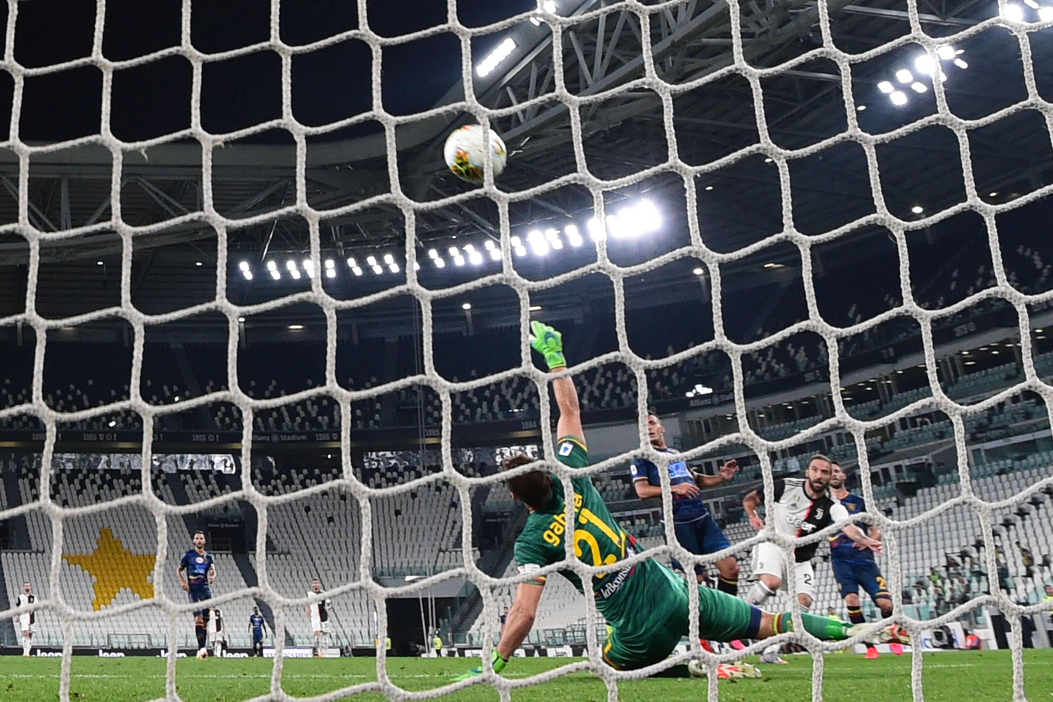  Kiper Lecce asal Brasil, Gabriel, mengakui gol ketiga dari pemain depan Argentina asal Argentina Gonzalo Higuain (Belakang R).