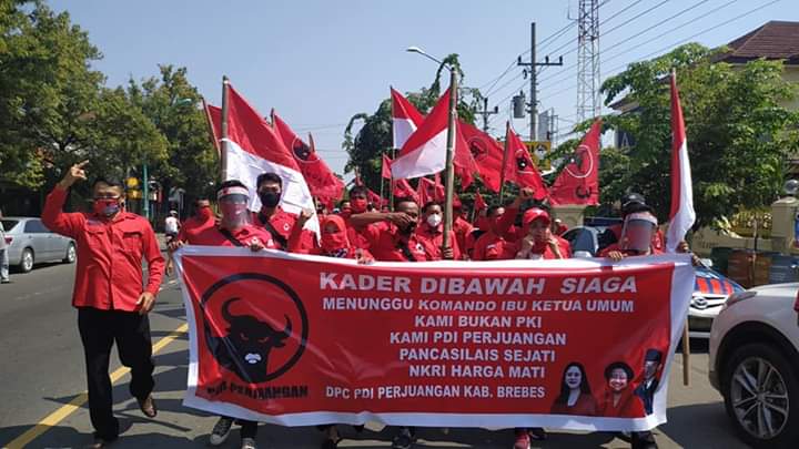 Kader PDIP Long March Datangi Mapolres Brebes menuntut pihak kepolisian mengusut aksi pembakaran bendera PDI Perjuangan.