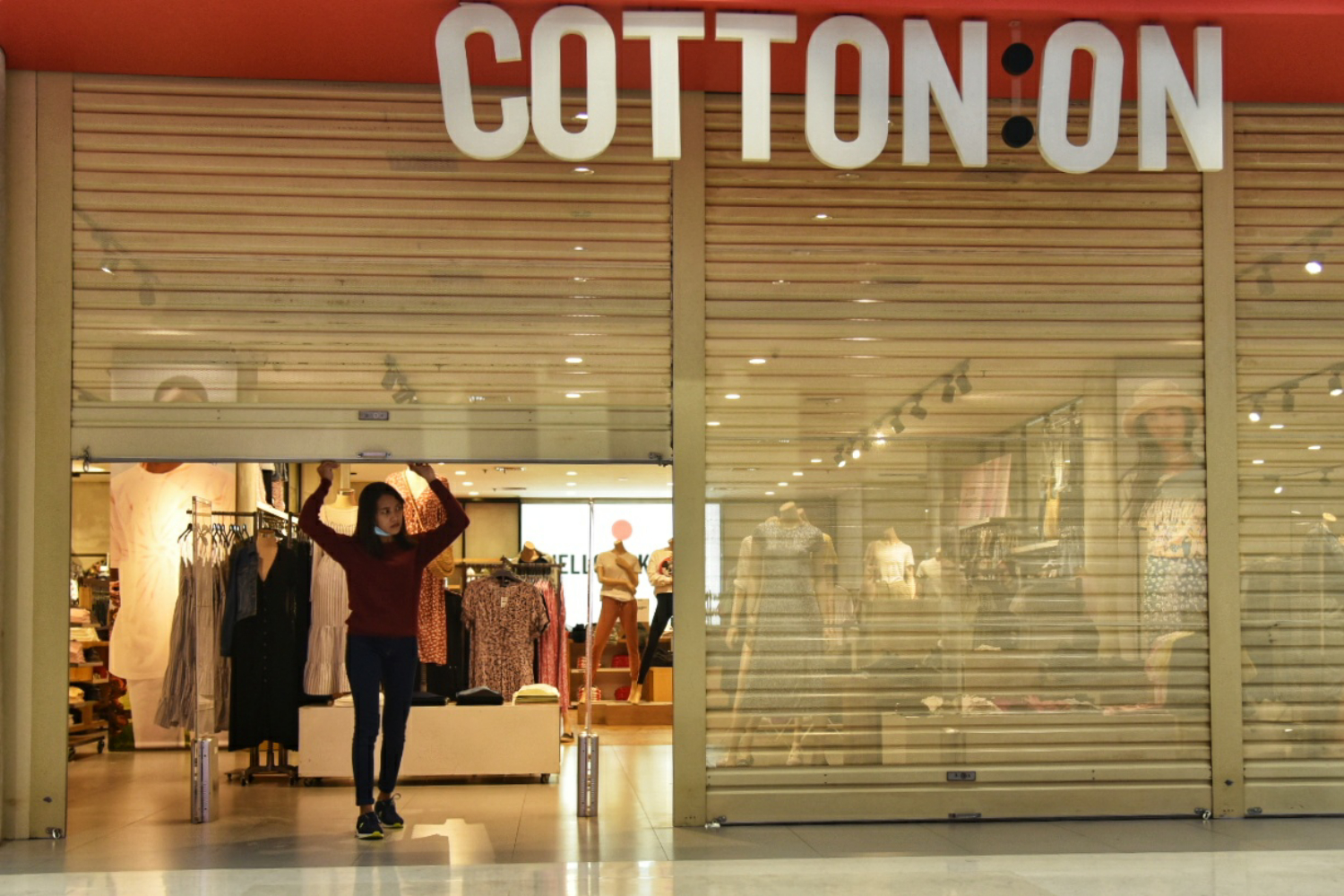 Pekerja merapihkan tenant di Lippo Mal Puri, Jakarta Barat, Rabu (3/6). 