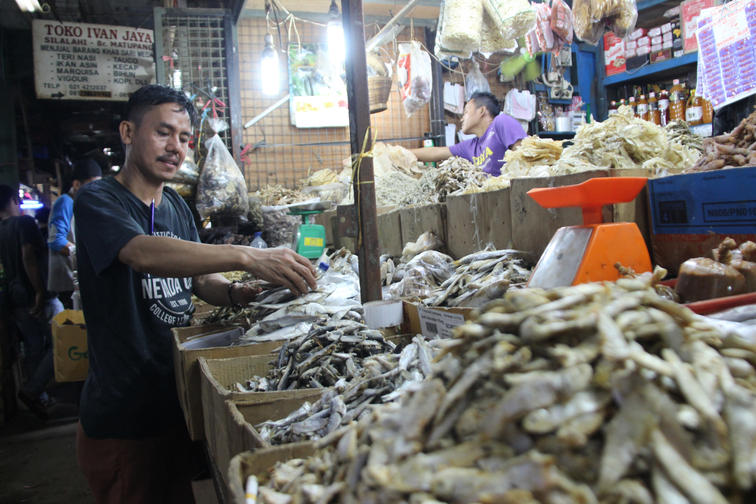 Pedagang tengah memilah barang dagangan di Pasar Senen, Jakarta, Minggu (16/2). 