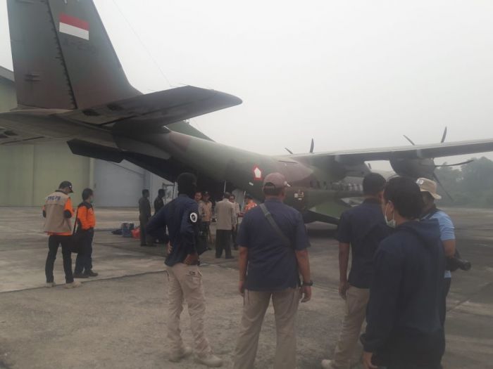 Pesawat hercules yang siap digunakan untuk operasi hujan buatan di sejumlah daerah.