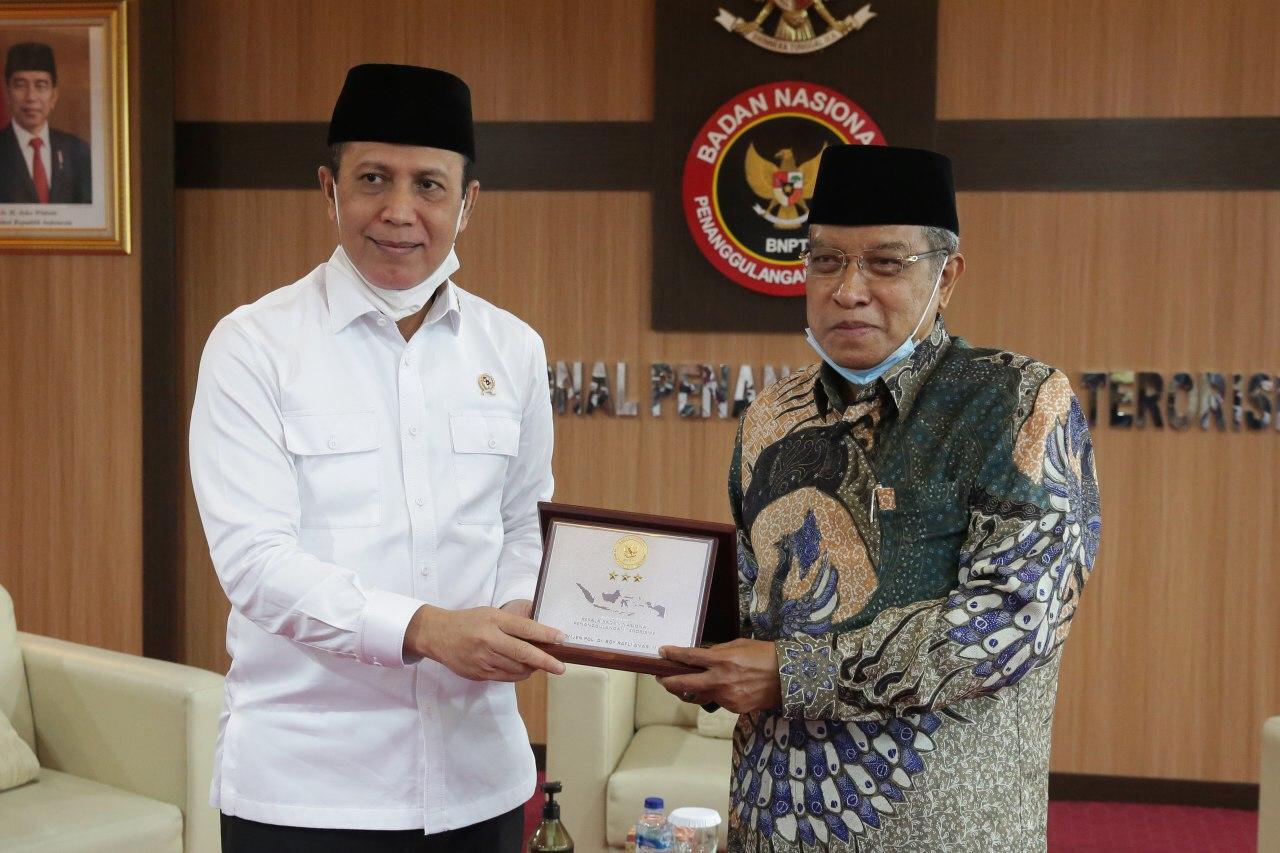 Kepala BNPT Komjen Pol Boy Rafli Ammar (kiri) dan Ketua Umum LPOI yang juga Ketua Umum PB NU KH Said Aqil Siraj (Kanan) di Jakarta.