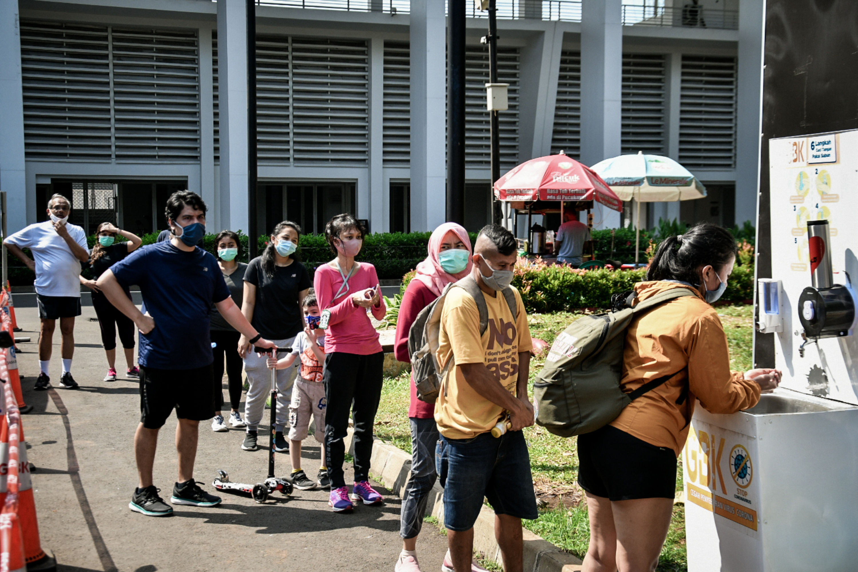 Warga berolahraga dengan tetap menggunakan masker di kompleks  Gelora Bung Karno, Jakarta, Sabtu (30/05/2020