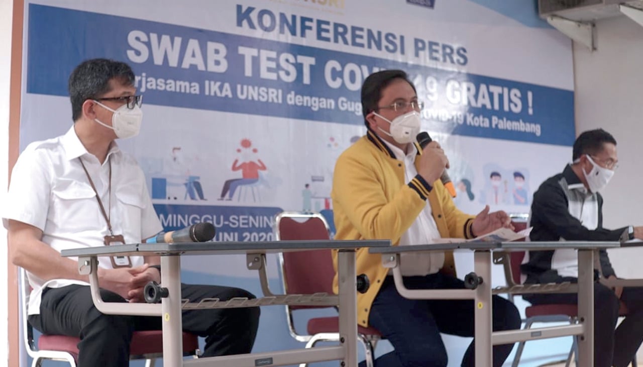 Agung Firman Sampurna (tengah), Ratu Dewa, dan Head of Region BNI Wilayah Palembang Dodi Widjajanto (kiri).