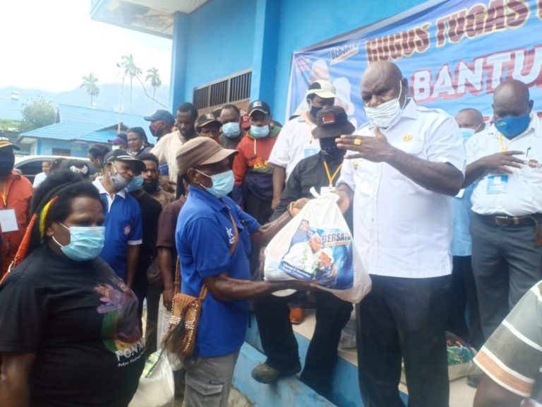 Bupati Tolikara Usman G. Wanimbo memberikan bansos kepada masyarakat terdampak covid-19 terdampak Covid-19 di Yabaso Sentani.