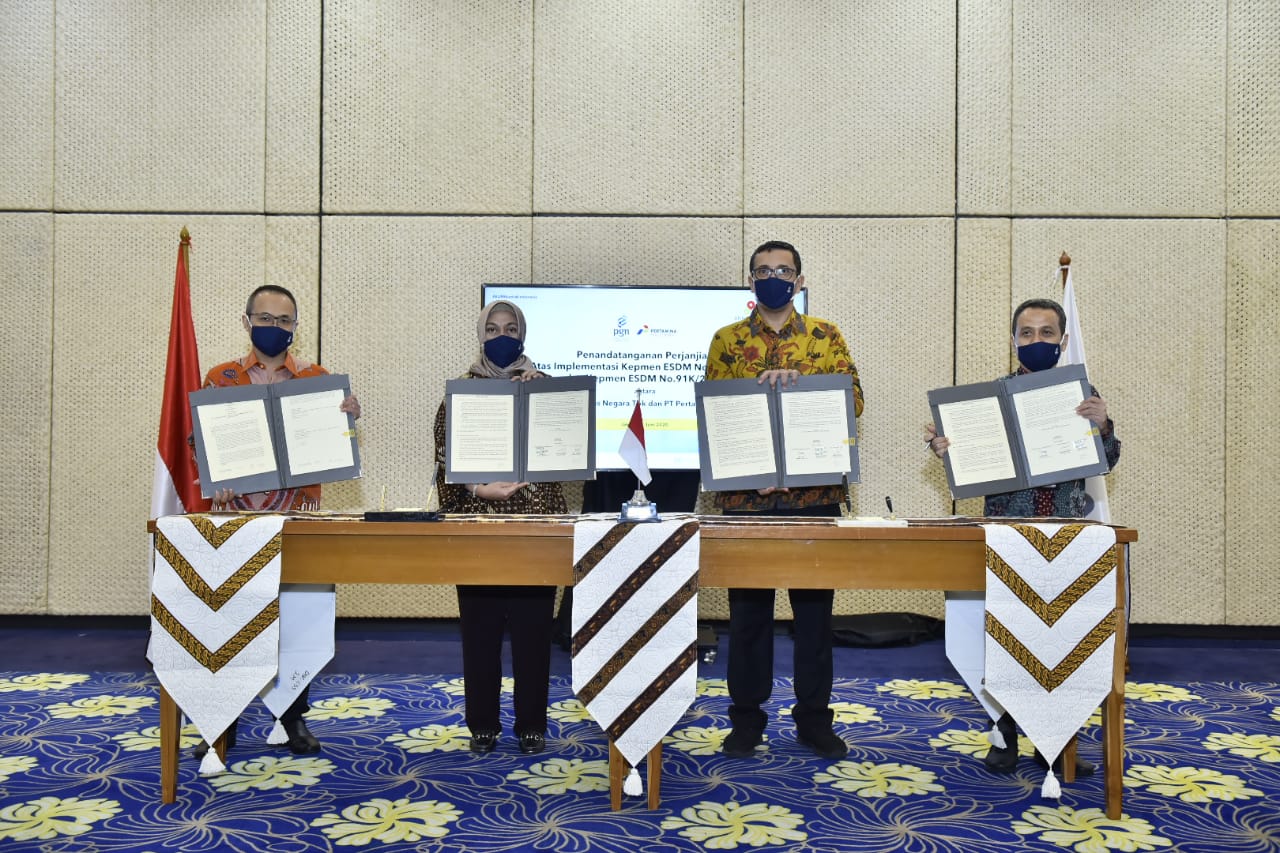 (dari kiri) Dirut PGN Suko Hartono, Presdir PT Pertagas Niaga Linda S, Direktur Komersial PGN Faris Aziz, dan Dirut PT Pertamina Gas Wiko M.