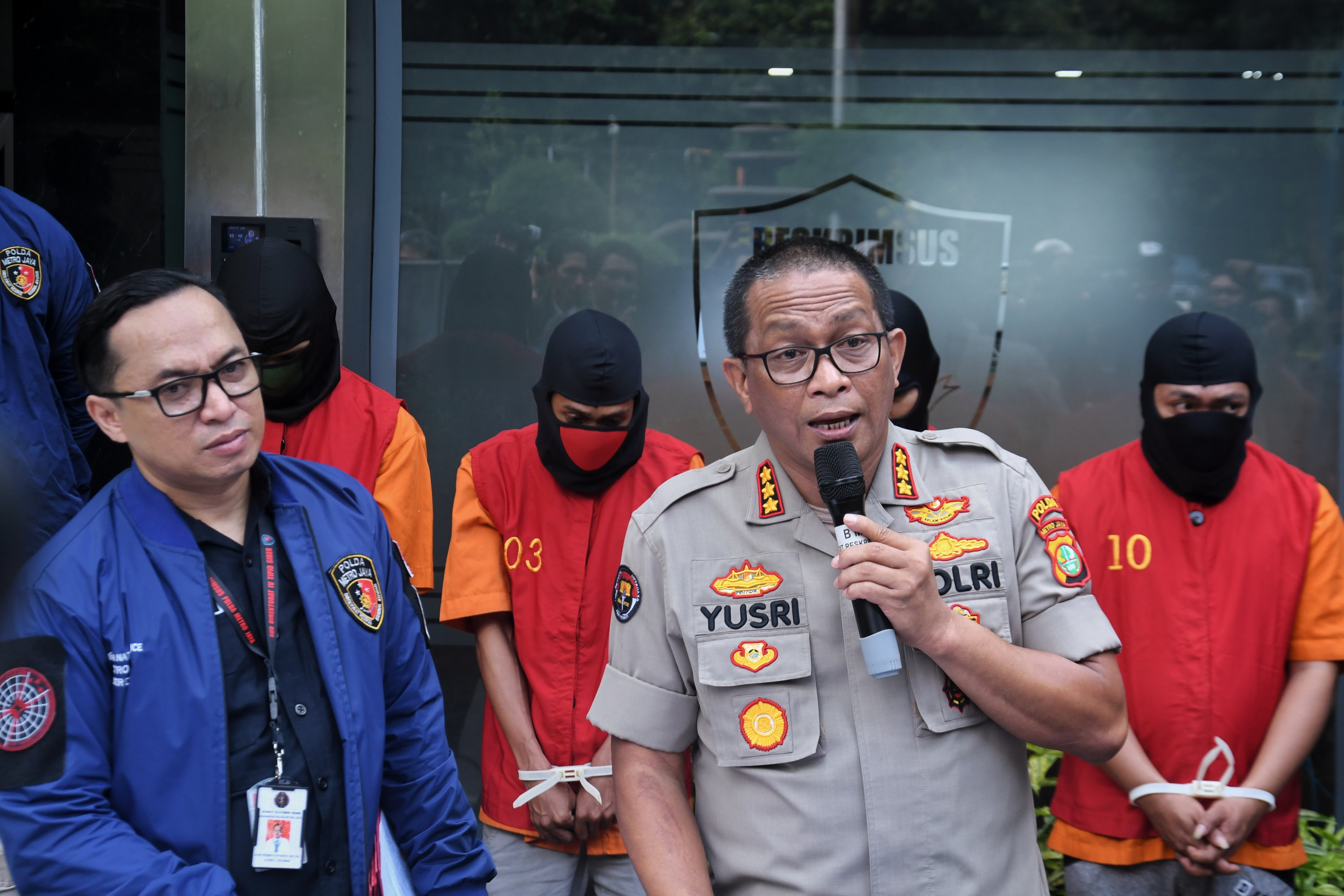 Kabidhumas Polda Metro Jaya Kombes Pol Yusri Yunus (tengah) 