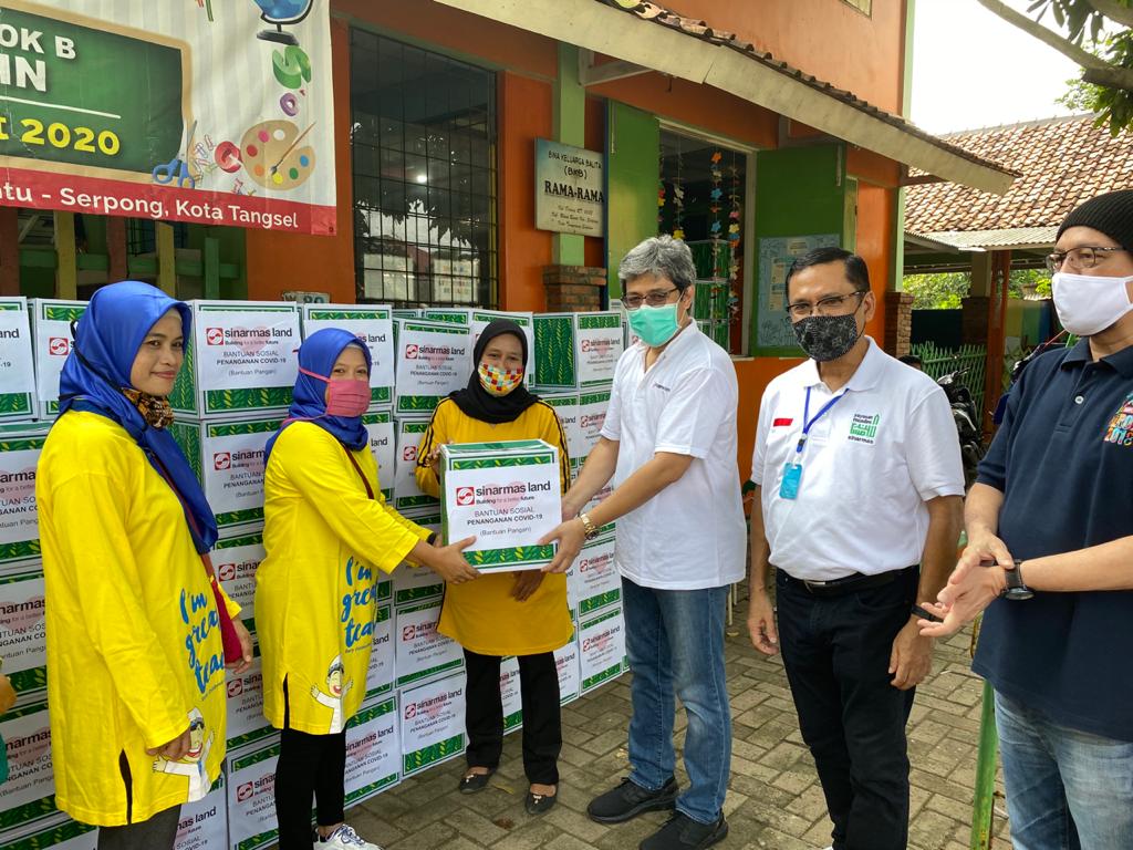 Managing Director President Office Sinar Mas Land, Dhony Rahajoe menyerahkan paket bantuan bahan pangan di Kampung Dadap,  Sabtu (6/6).