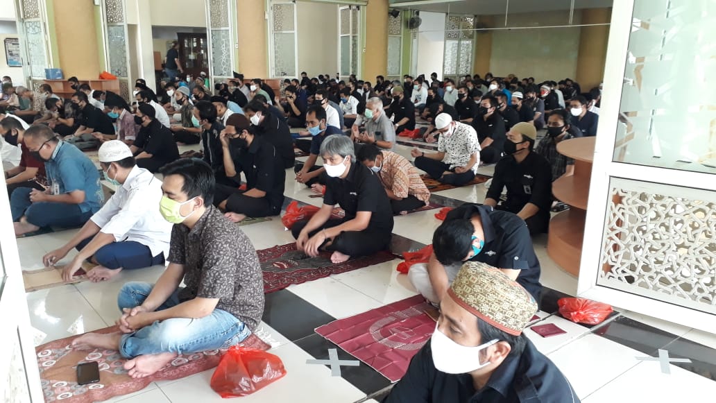 Masjid Nursiah Daud Paloh di Komplek Media Group, Jakarta Barat, menggelar salat Jumat perdana setelah tiga bulan sejak 19 Maret ditiadakan.