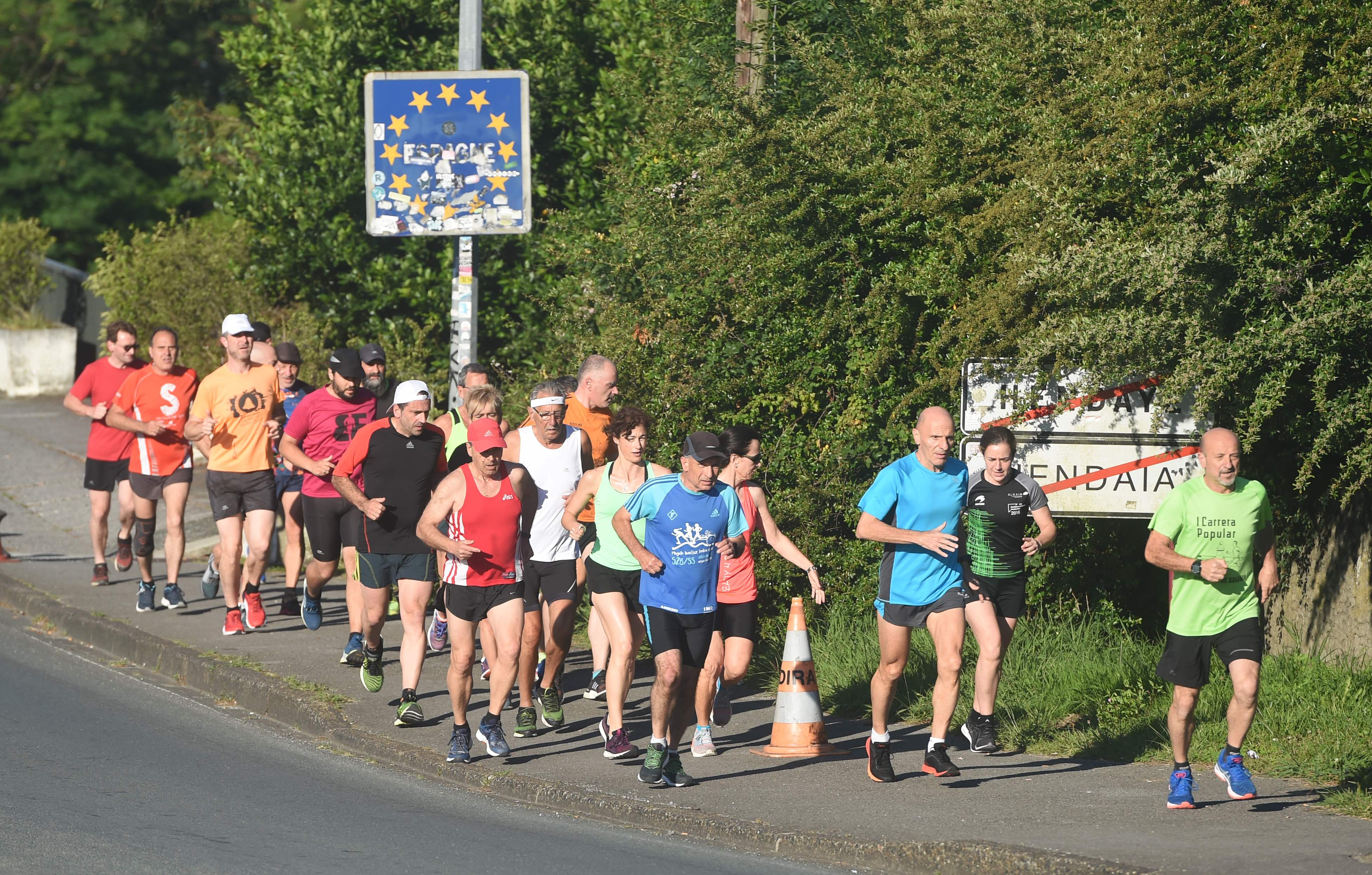 Sekelompok pelari melintasi perbatasan dekat pos perbatasan Dancharia usai pembukaan kembali perbatasan Prancis dan Spanyol, Minggu (21/6).