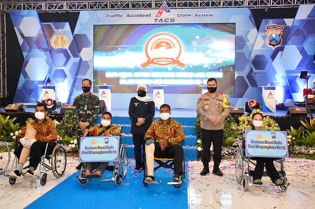 Peresmian T.A.C.S (Traffic Accident Claim System) di gedung Semeru Polda Jatim di Surabaya, Senin (30/6).