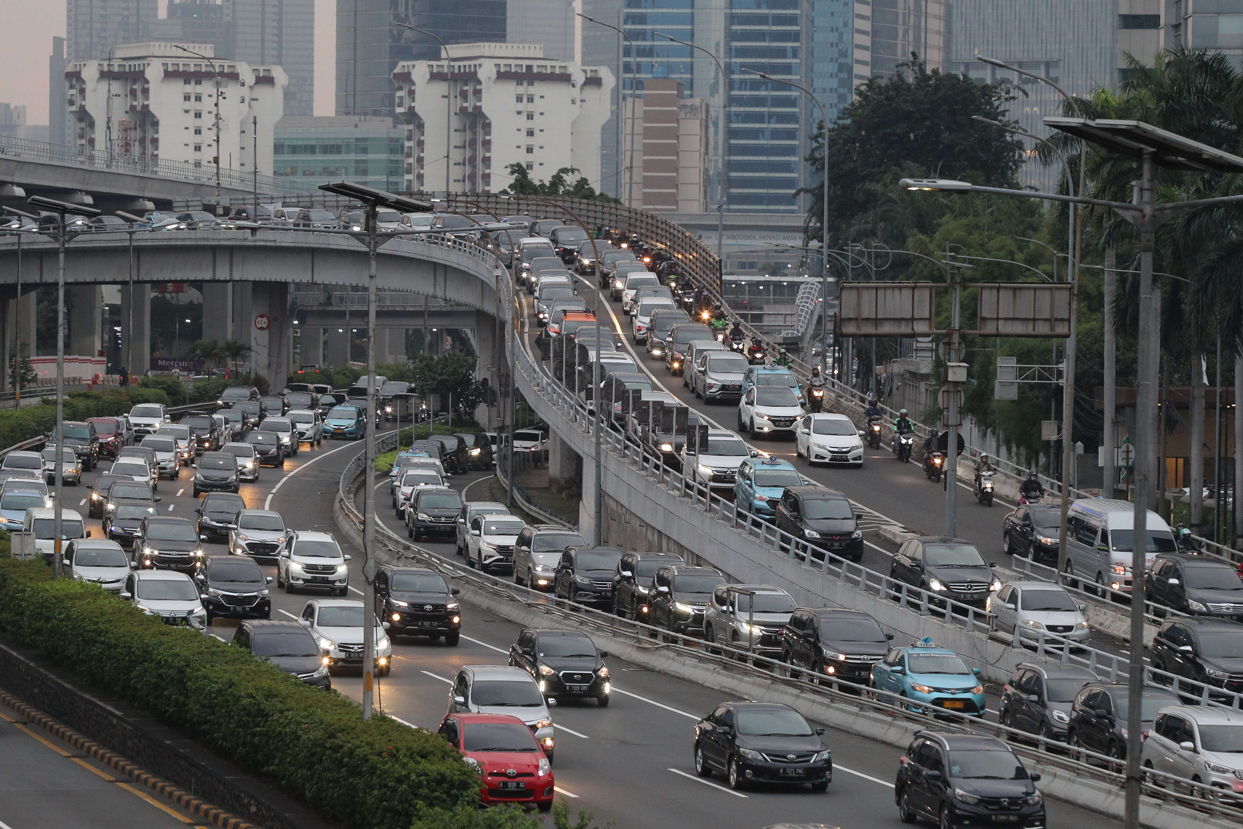 Kepadatan arus lalu lintas terjadi pada sejumlah ruas jalan menjelang sore hari seperti yang terjadi di Jalan Sudirman  
