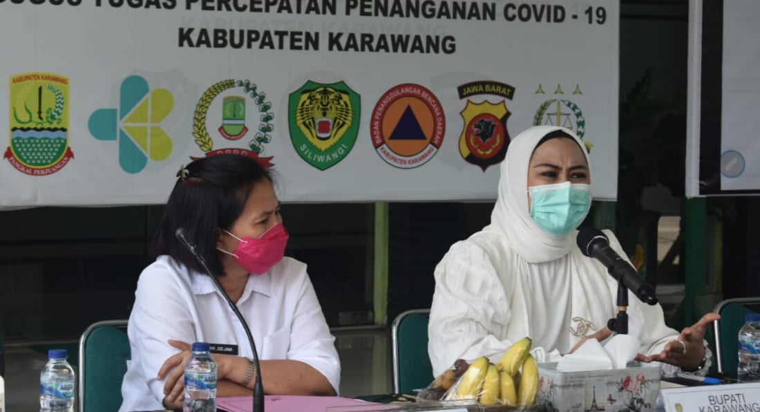 Bupati Karawang Cellica Nurrachadiana (Kanan) dan Plt Dinkes Karawang Nanik Djojana tengah menjelaskan penanganan Covid-19 di Karawang.