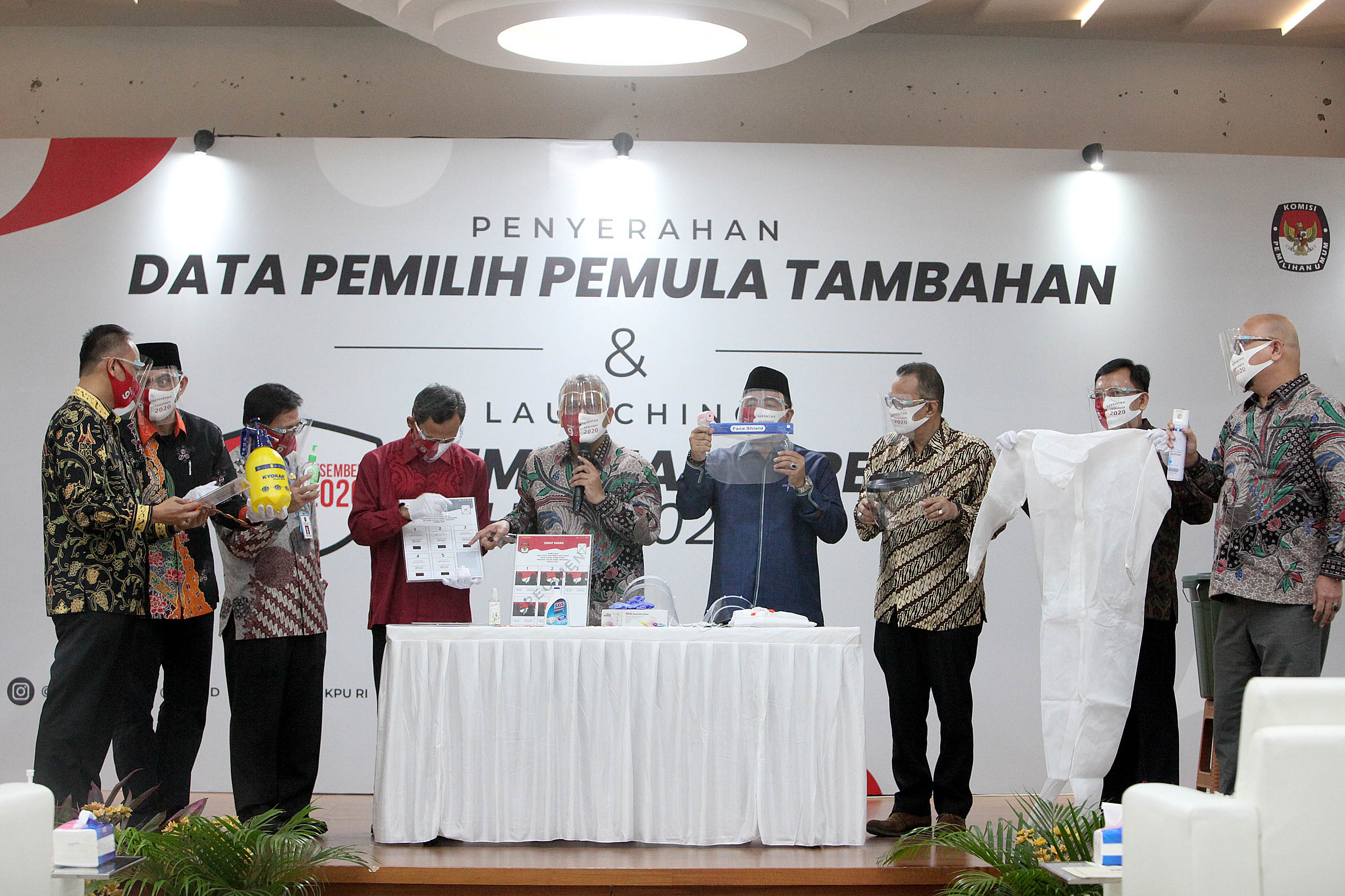 Ketua KPU Arief Budiman (tengah) bersama para pihak terkait menunjukkan perlengkapan pelindung.