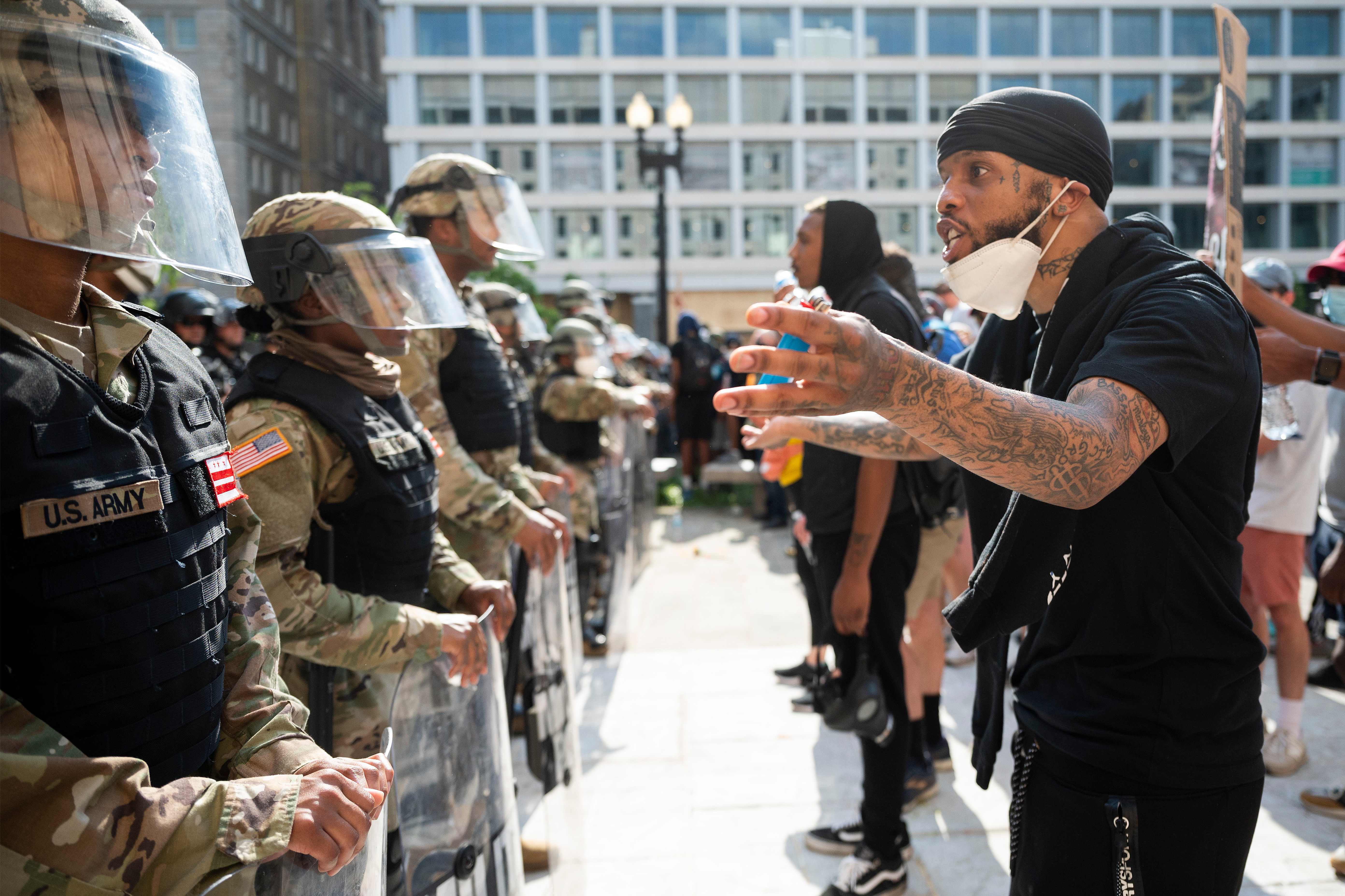 Garda Nasional AS mengawal aksi demonstrasi terkait kematian salah satu warga Afrika-Amerika George Floyd