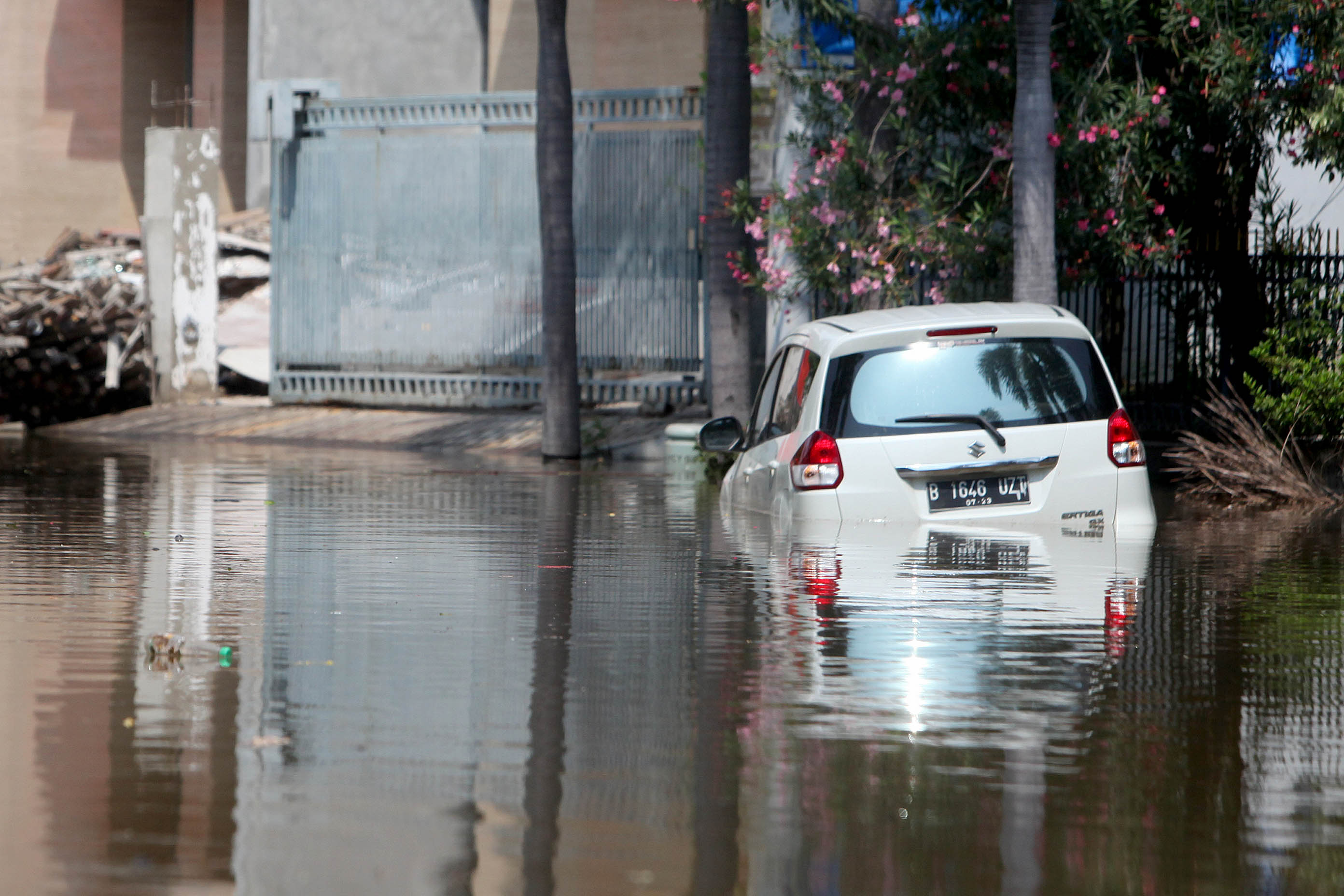 Kendaraan yang terendam banjir ROB akibat naiknya air laut di kompleks perumahan Pantai Mutiara, Pluit, Jakarta Utara.
