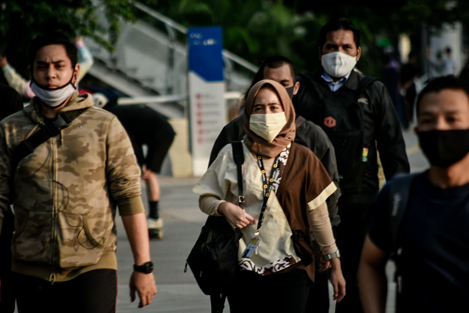 Pekerja berjalan di trotoar Jalan Jenderal Soedirman, Jakarta, Kamis (4/6/2020).