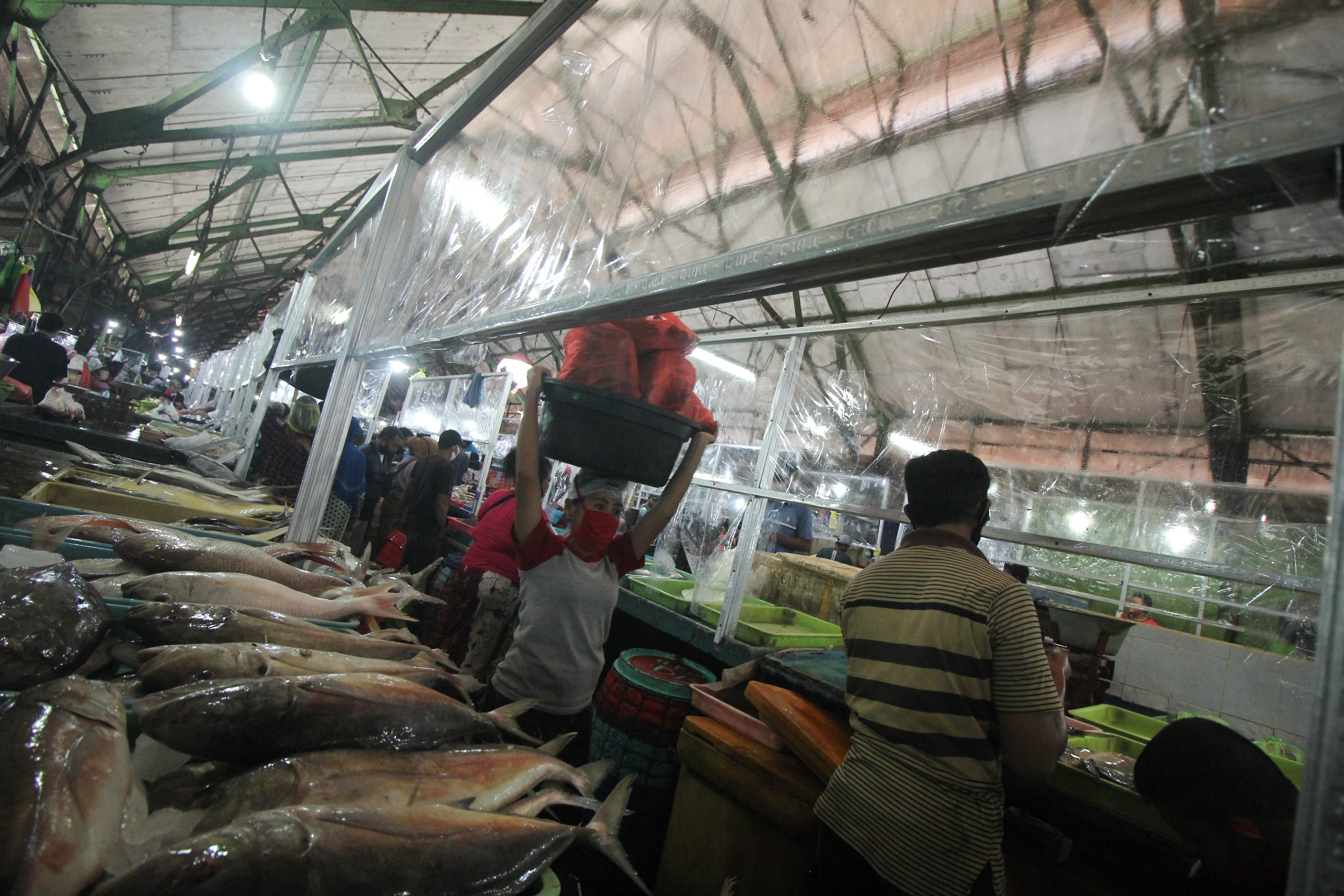 Warga beraktivitas di Pasar Ikan Pabean Surabaya, Jawa Timur, Senin (22/6).