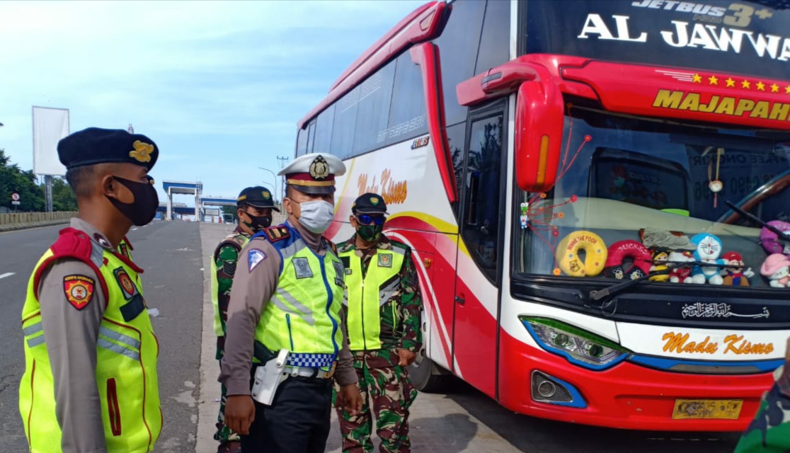 Penyekatan kendaraan menuju Jakarta oleh petugas kepolisian di tol Jakarta-Cikampek.