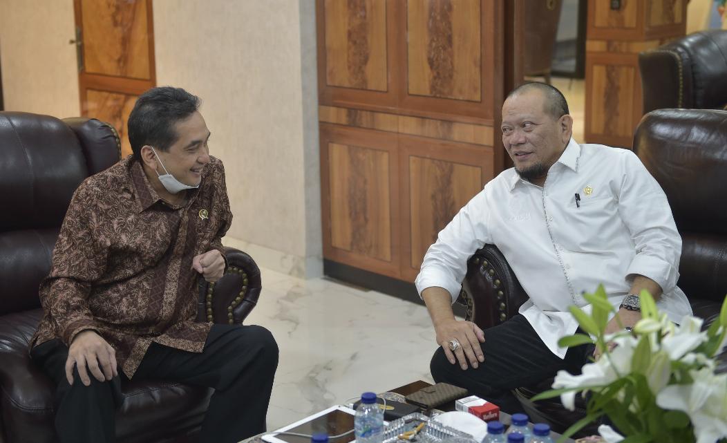 Ketua DPD RI AA LaNyalla Mahmud Mattalitti dalam rapat kerja dengan Menteri Perdagangan RI Agus Suparmanto, di rumah dinas Ketua DPD RI.