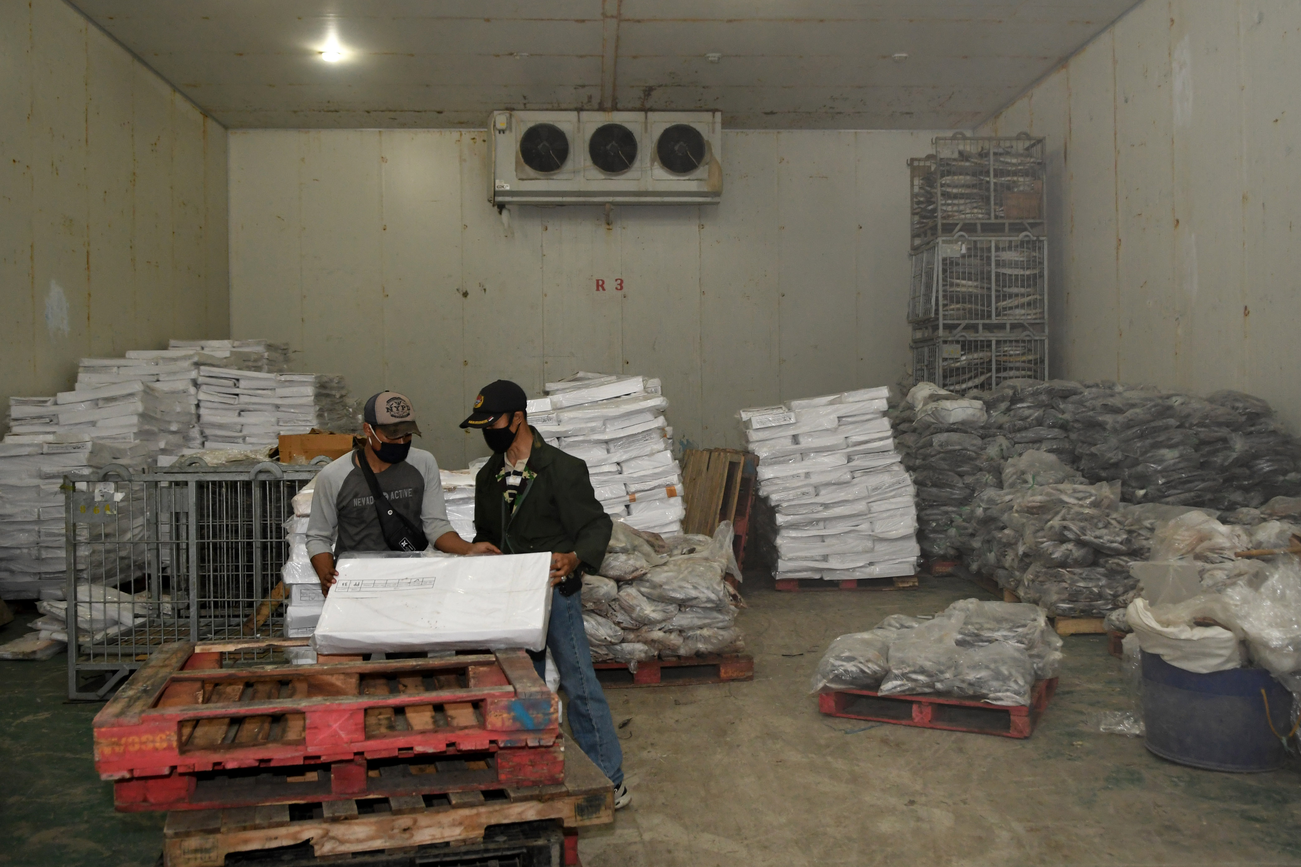 Pekerja mengecek produk perikanan hasil Usaha Kecil dan Menengah (UKM).