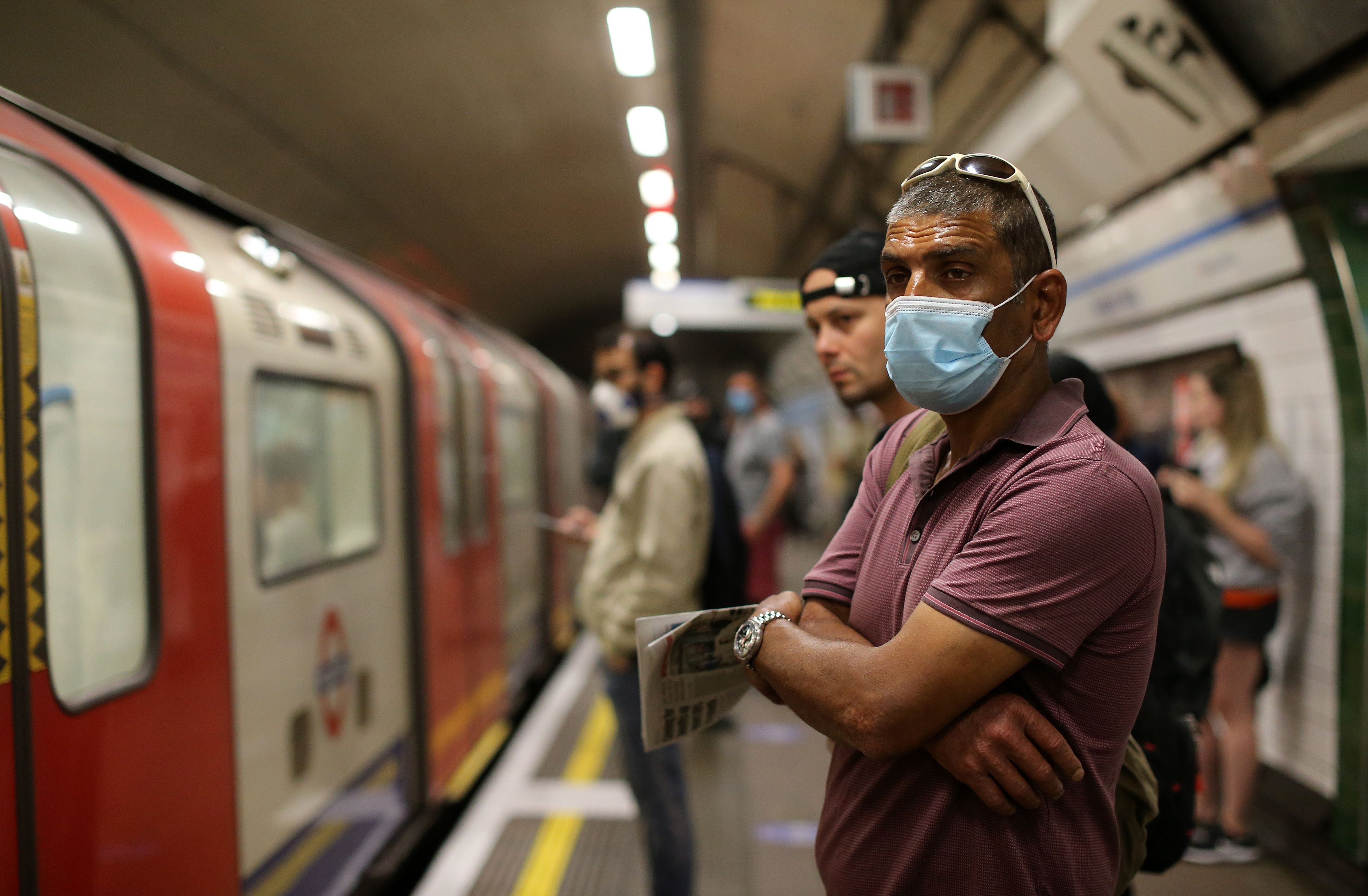  Commuters di London (20 Mei 2020) saat pemakaian masker belum diwajibkan