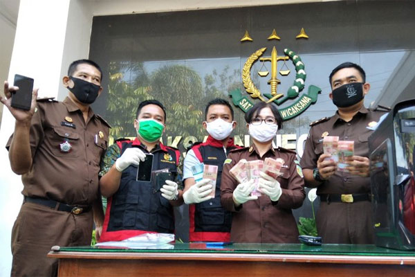 Kepala Kejaksaan Negeri Kudus Rustriningsih bersama jajarannya menunjukkan sejumlah barang bukti kasus dugaan suap 