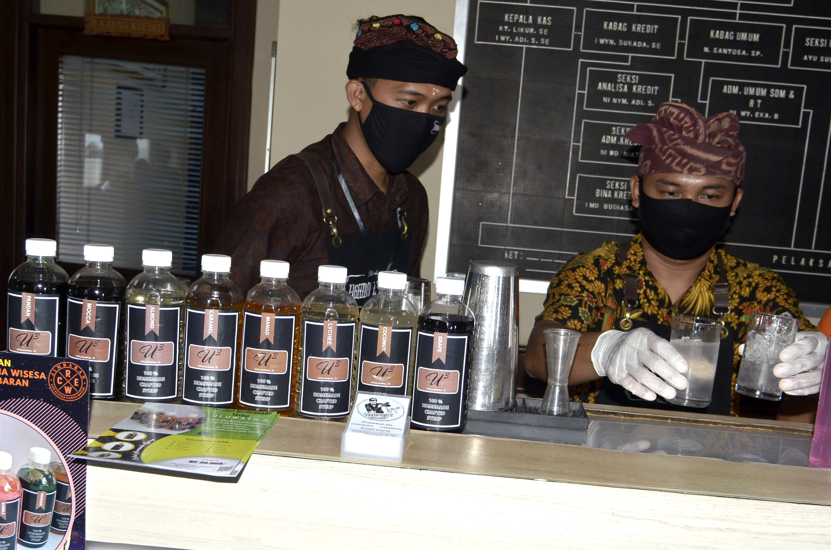 Pelaku UMKM meracik minuman produksinya saat mengikuti pameran UMKM di kawasan Jimbaran, Badung, Bali, Selasa (23/6).