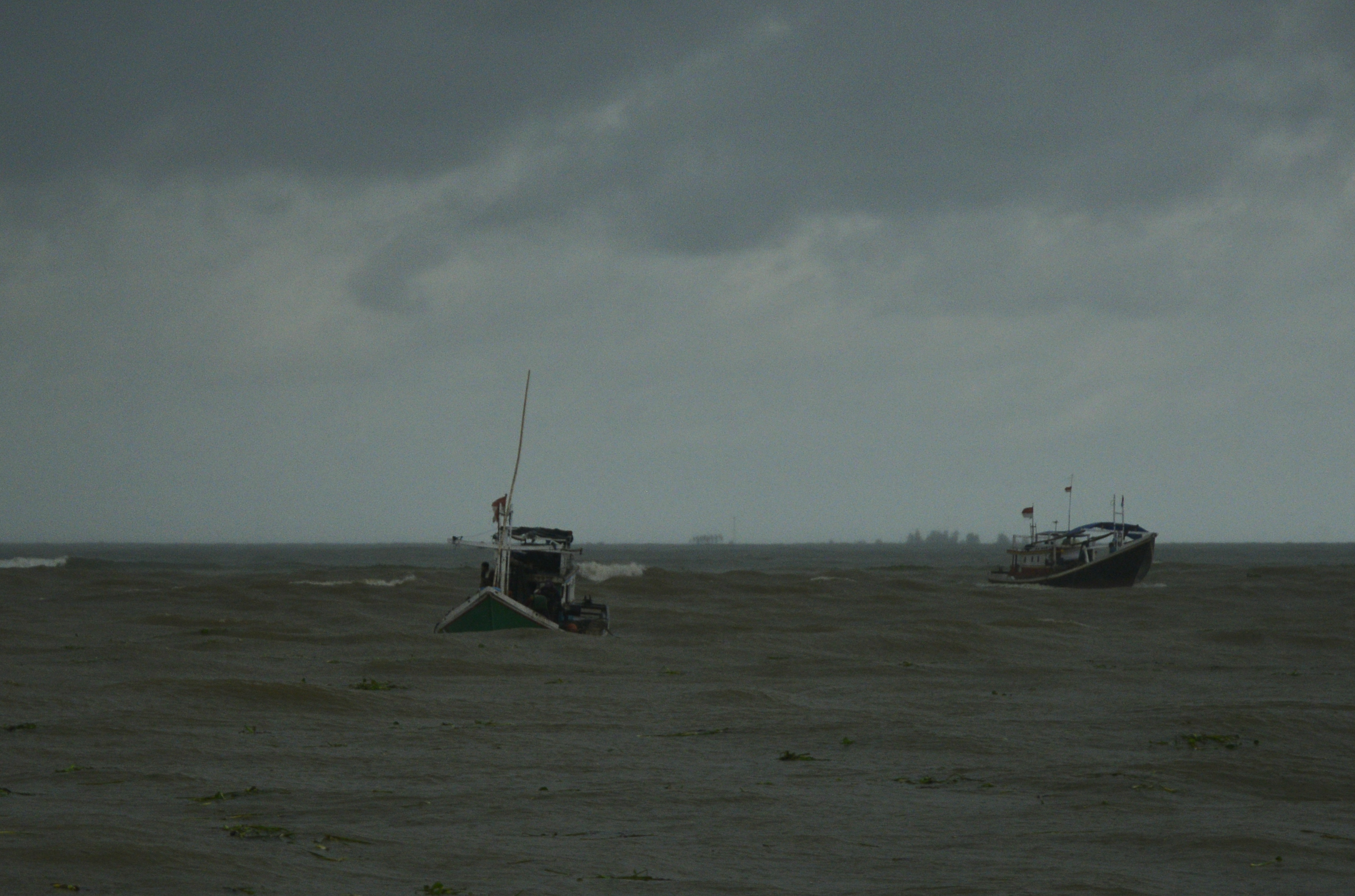 Armada pelayaram dan nelayan di NTT diminta mewaspadai cuaca buruk, angin kencang dan gelombang tinggi.