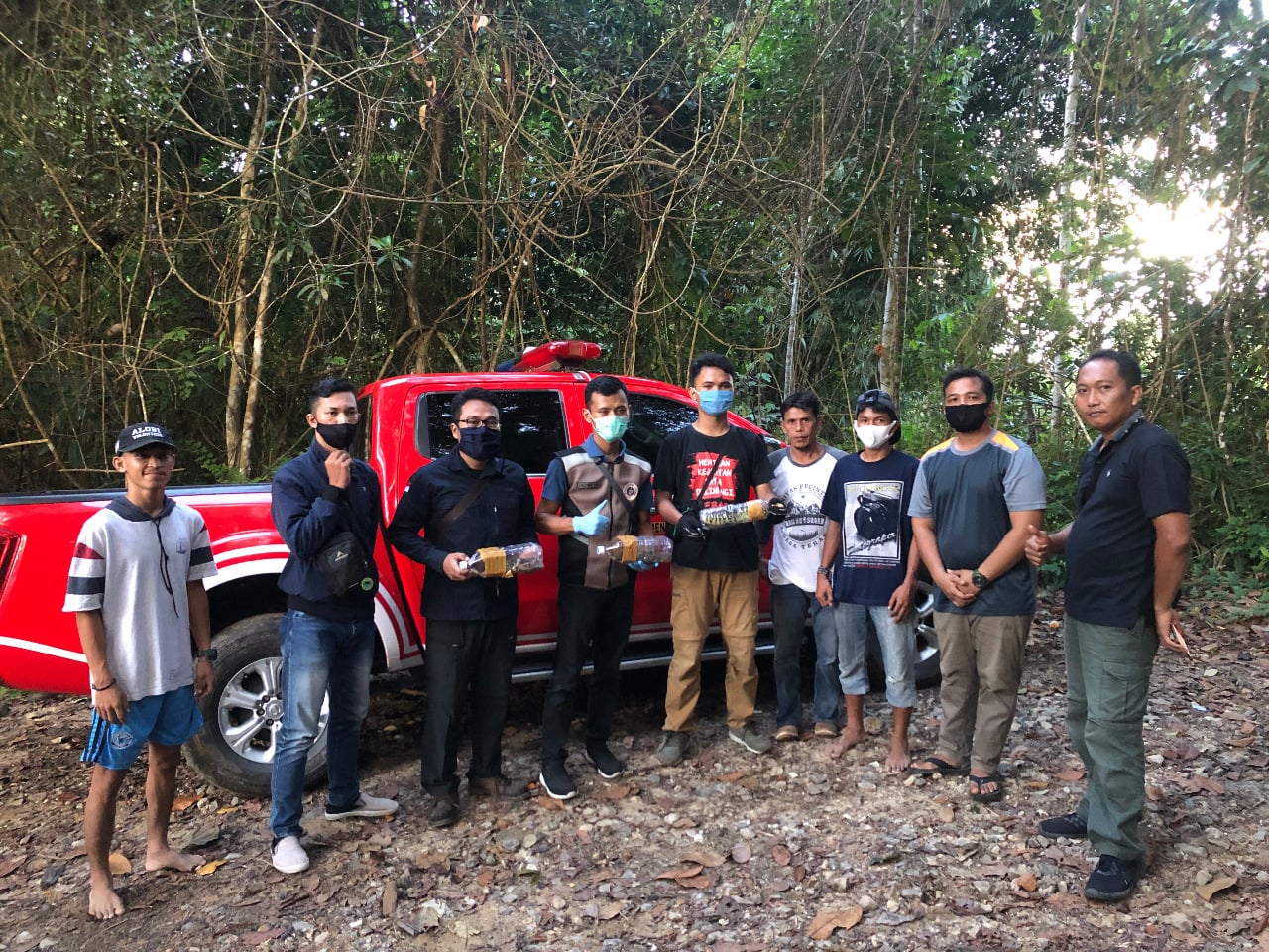 Petugas menunjukkan barang bukti satwa liar ular dan kadal terbang dikemas di dalam botol plastik yang dikirim dari Babel ke Yogyakarta.