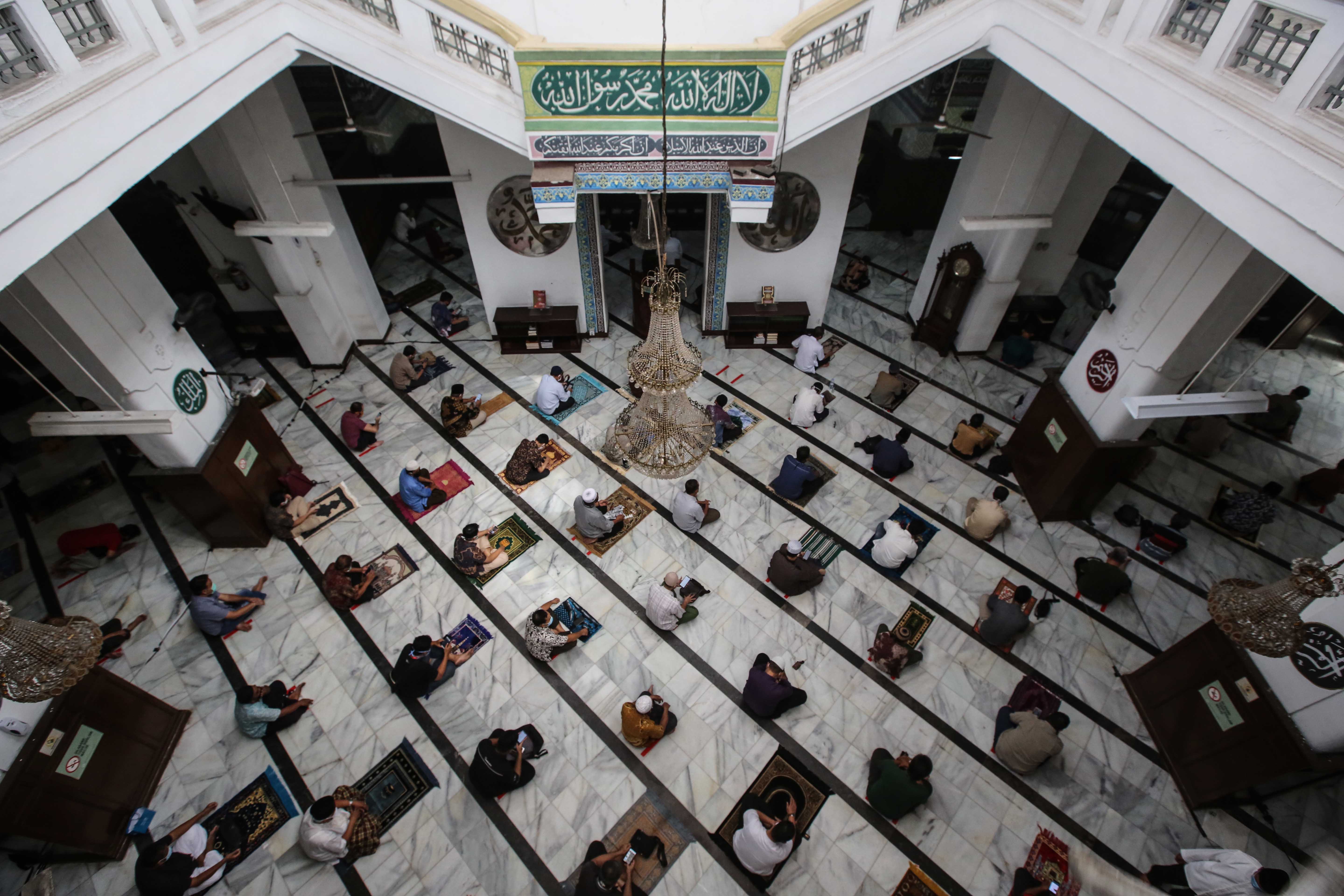 Umat Islam melaksanakan salat Jumat di Masjid Cut Meutia, Jakarta Pusat, Jumat (5/6/2020)