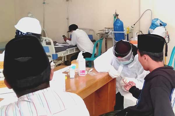Petugas melakukan rapid test terhadap guru tugas pesantren di Kabupaten Pamekasan, Jawa Timur, kemarin.