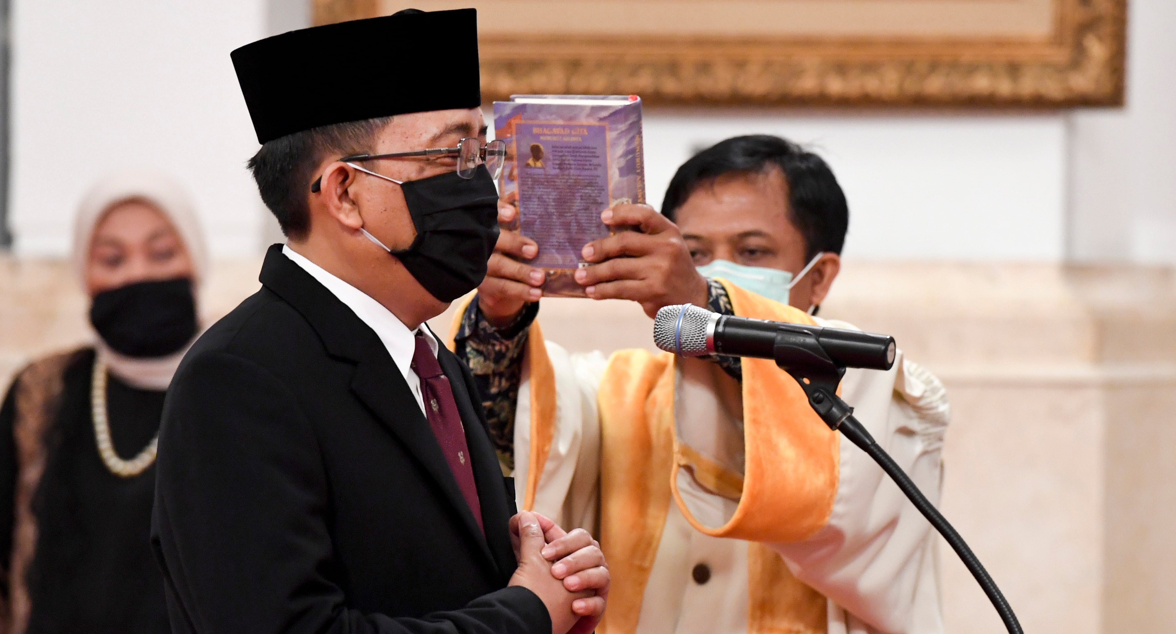 Komisioner KPU RI I Dewa Kade Wiarsa Raka Sandi mengucap sumpah saat dilantik di Istana Negara, Jakarta, Rabu (15/4).