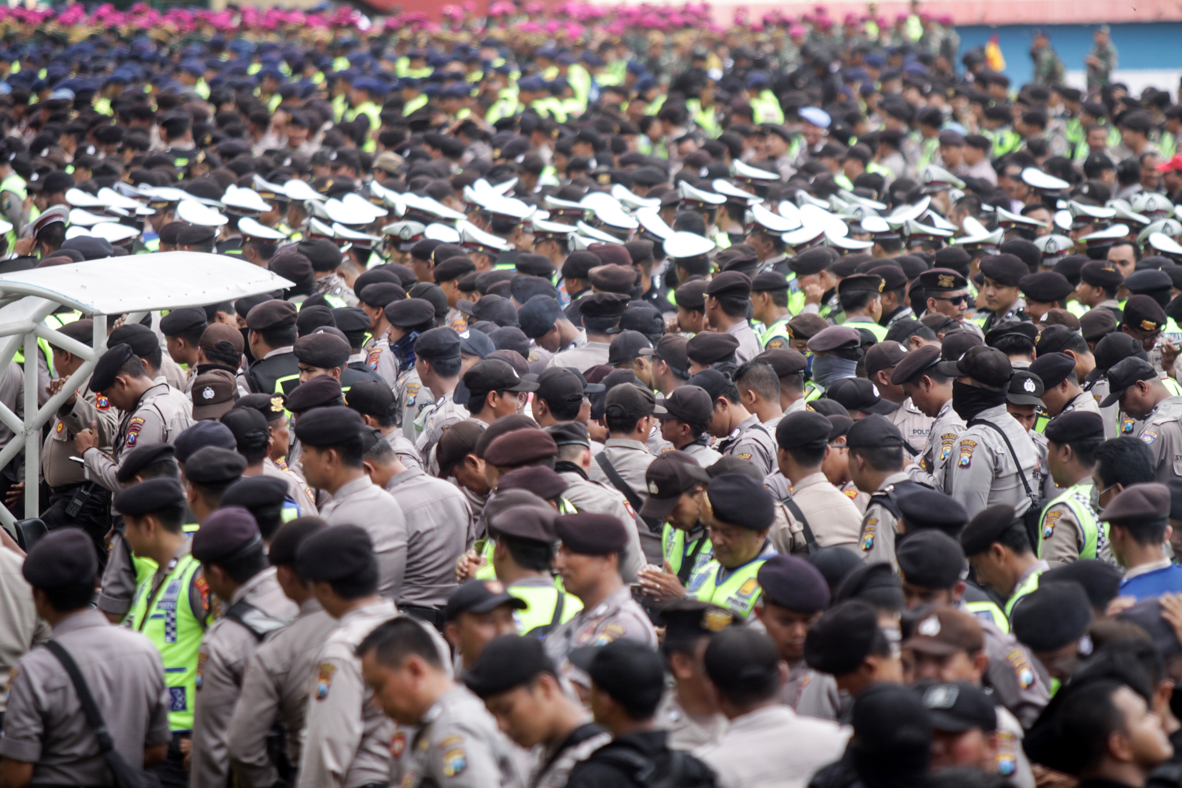  Apel pengamanan final pertandingan Piala Gubernur Jawa Timur di Gelora Delta, Sidoarjo, Jawa Timur, Kamis (20/2/2020). 