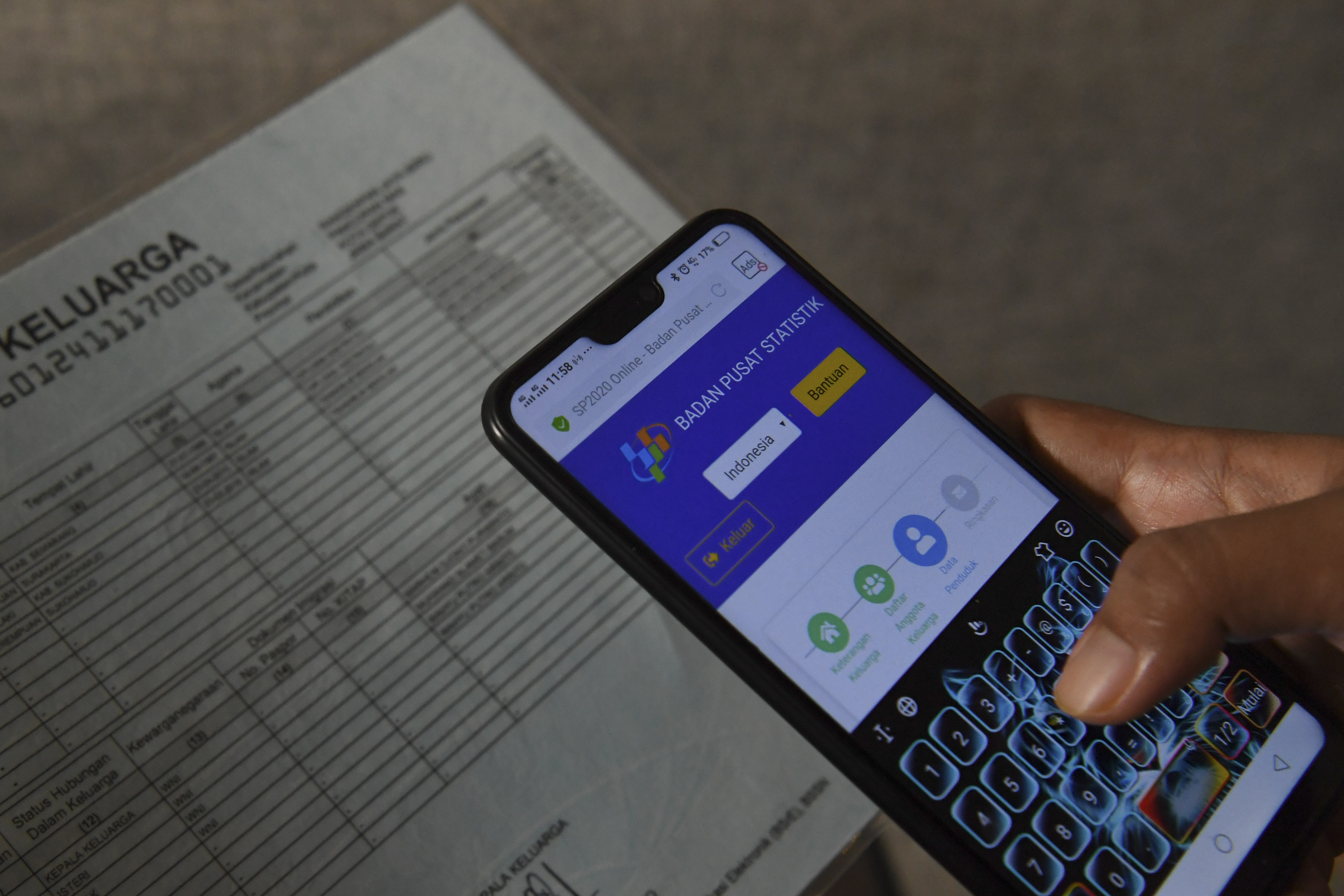 Seorang warga mengisi data diri melalui gawai saat berpartisipasi dalam Sensus Penduduk 2020 secara daring.