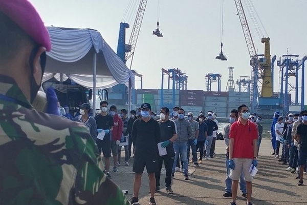Sebanyak 444 ABK MV Eurodam yang ikut evakuasi gelombang kedua tiba di Dermaga JICT2, Tanjung Priok. 