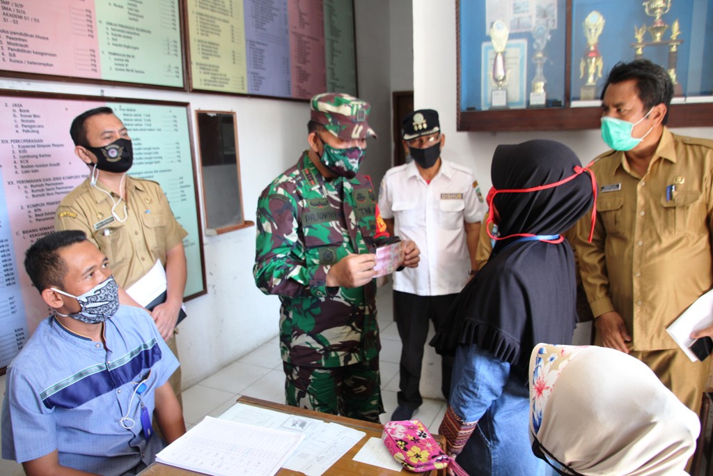 Danramil 01/Siantar Utara Kapten Inf Prawoto saat meninjau langsung penyaluran JPS tahap III Kota Pematangsiantar, Senin (29/6/2020)