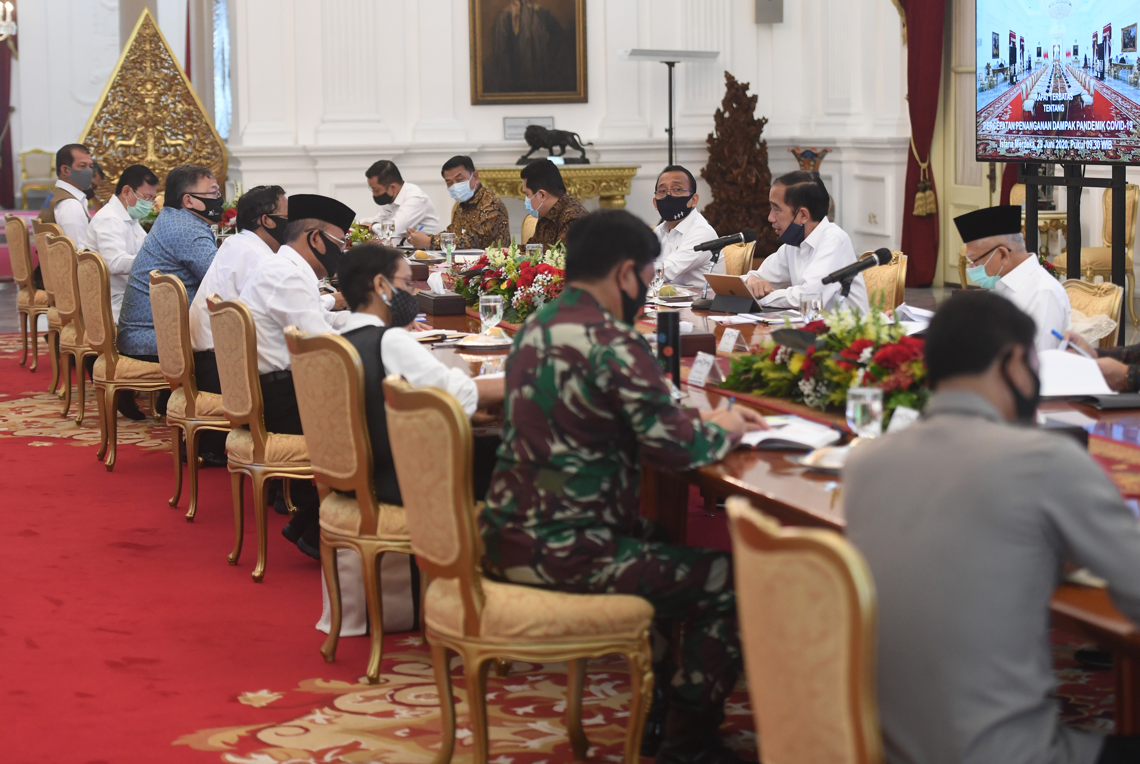 Presiden Jokoo Widodo memimpin rapat kabinet terbatas percepatan penanganan dampak pandemi COVID-19 di Istana Merdeka, 29/6/2020