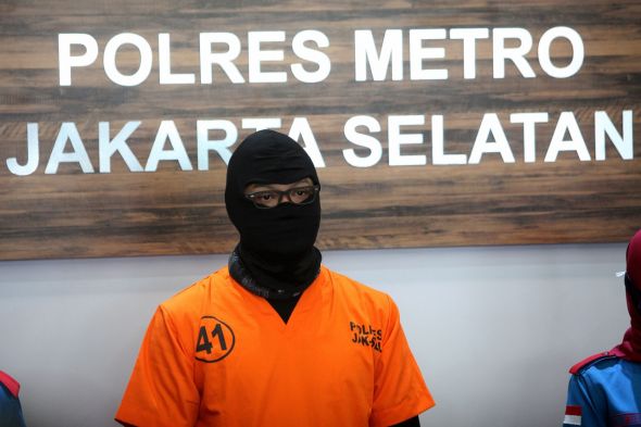 Polres Metro Jakarta Selatan menangkap artis Dwi Sasono, 40, karena diduga menyalahgunakn narkoba jenis ganja. 