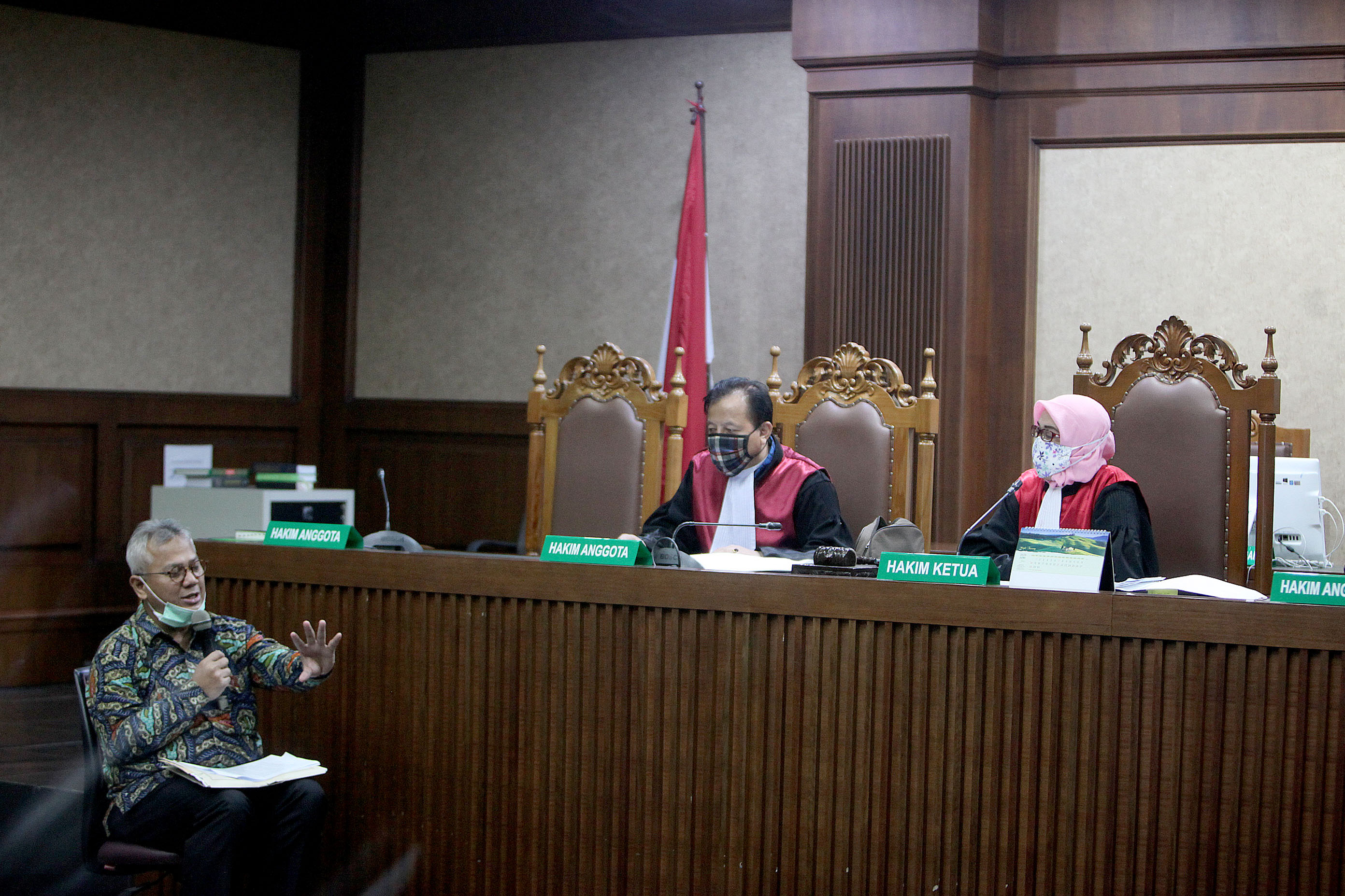 Ketua Komisi Pemilihan Umum (KPU) Arief Budiman menyampaikan keterangan sebagai saksi atas terdakwa mantan anggota KPU Wahyu Setiawan